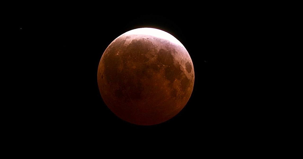 Elle a presque disparu dans le ciel : voici les images les plus fascinantes de l’éclipse de Lune du 28 août