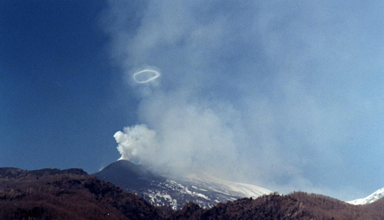 Comment les volcans font-ils ces ronds de fumée géants ?, image size:1280x733