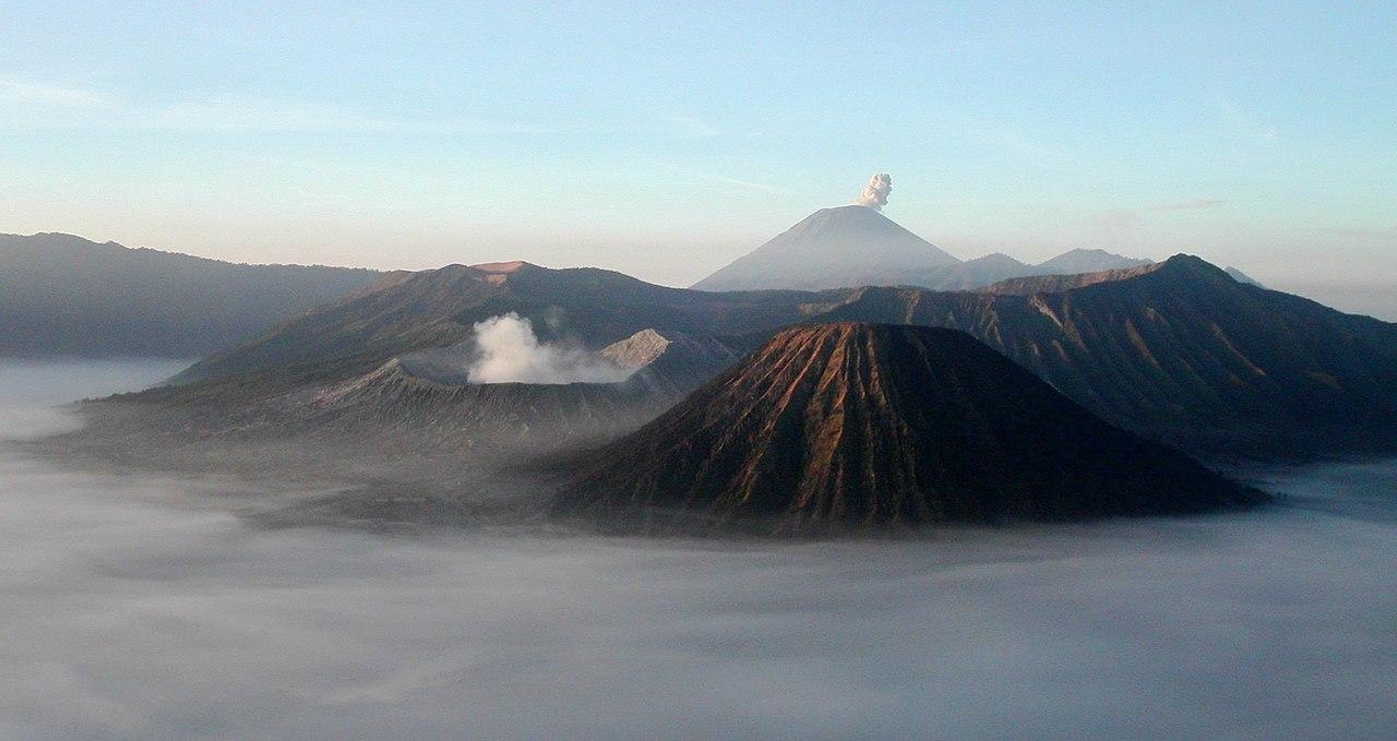 Les habitants de l’île de Java pris par surprise par l'éruption du ...