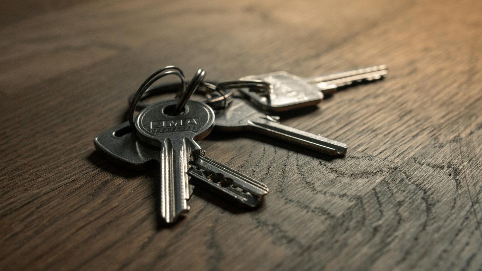 Pourquoi publier une simple photo de vos clés de maison sur les réseaux sociaux permet à un cambrioleur d'entrer chez vous sans effraction ?