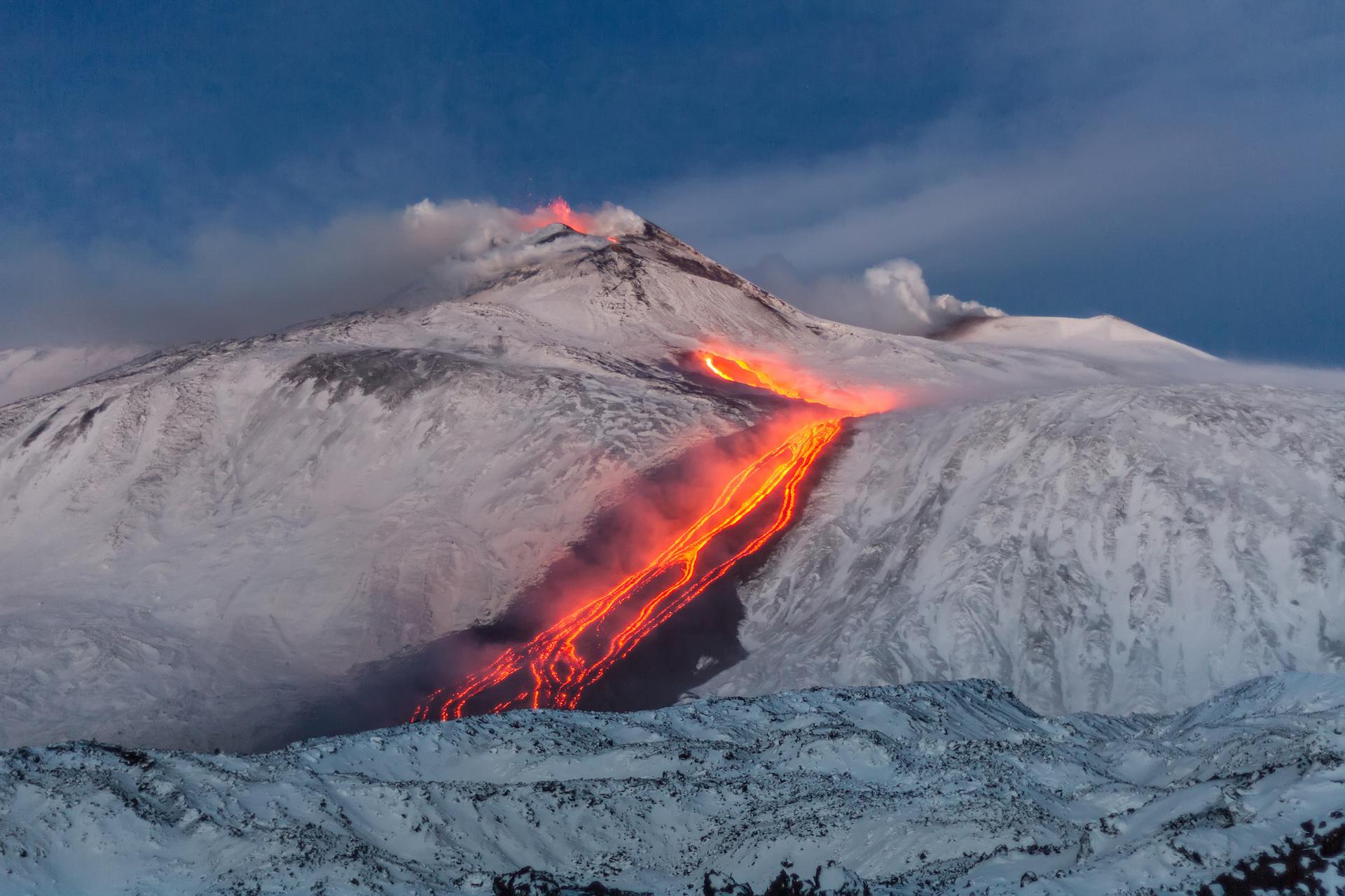 Le volcan le plus actif d’Europe rappelle sa puissance pendant les fêtes avec des jets de lave géants !