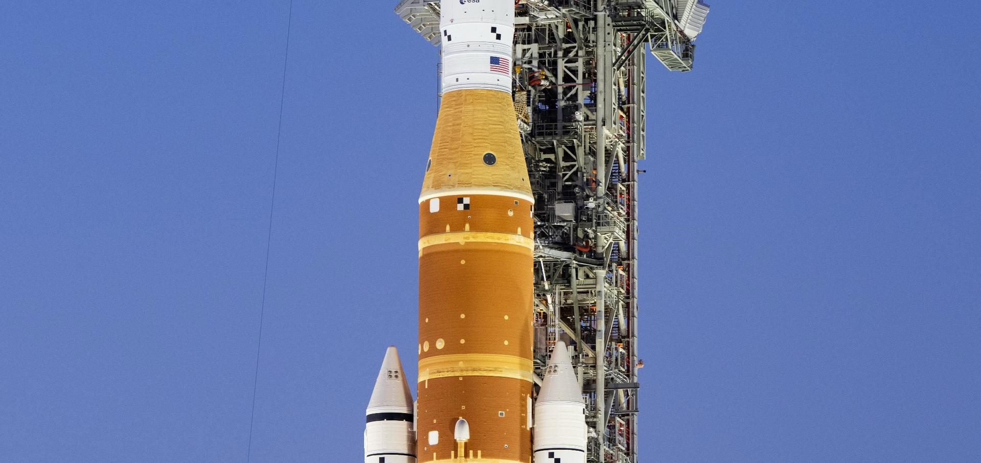 Images folles : regardez le véhicule le plus lourd jamais construit sur Terre transporter la méga-fusée de la Nasa