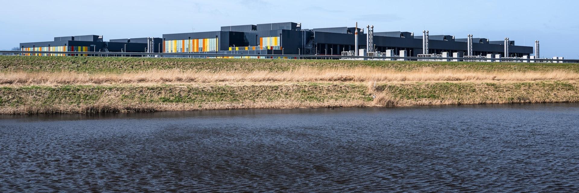 Pourquoi les géants de l’IA construisent-ils des data centers aussi gourmands en eau ?