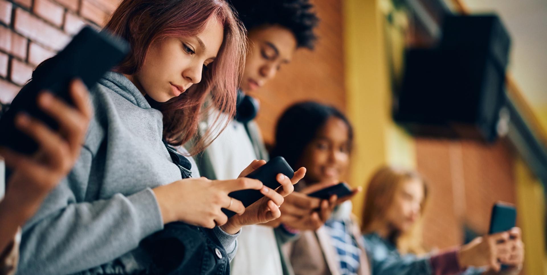 « L’interdiction totale des réseaux sociaux : une mauvaise solution », par Serge Tisseron