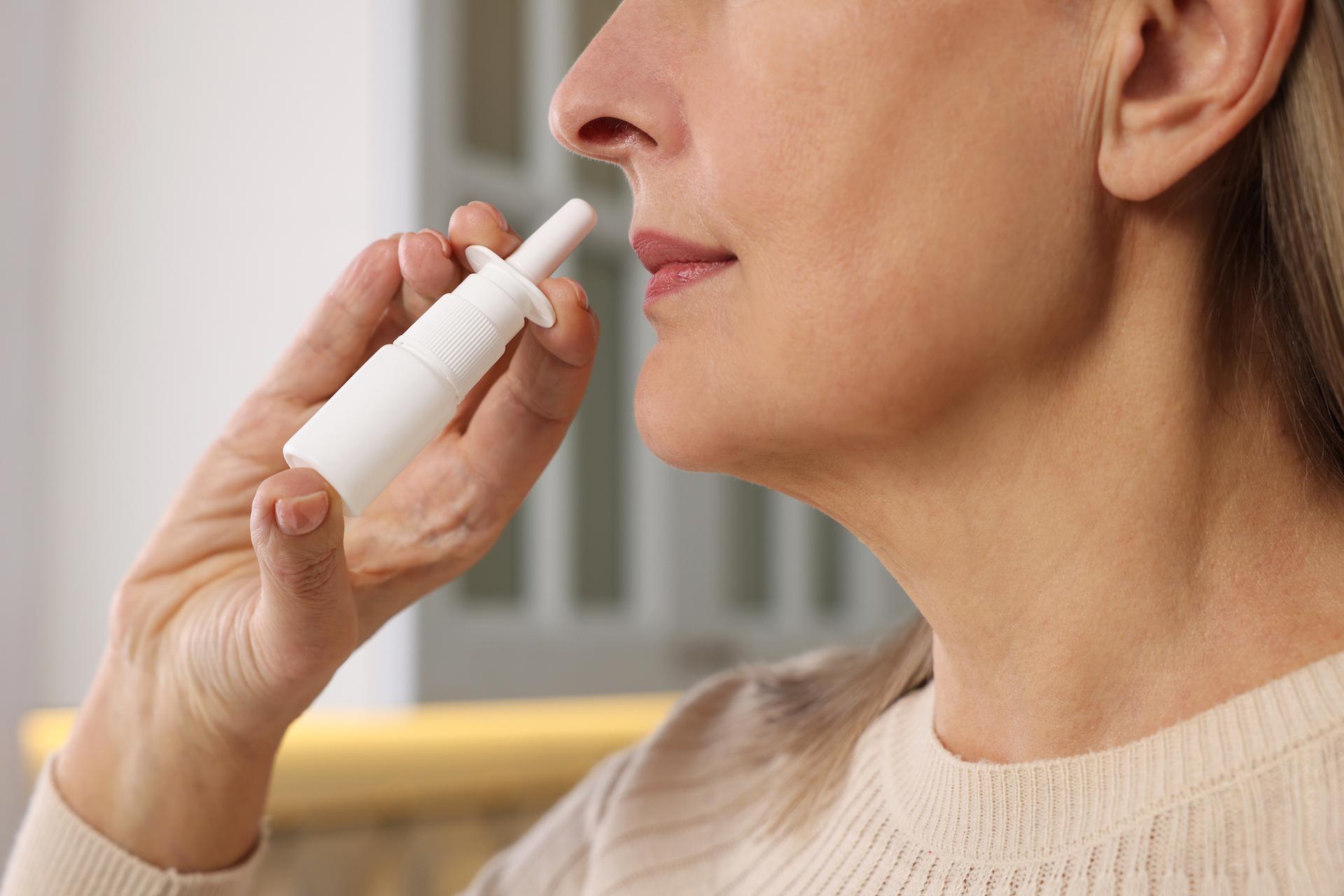 Démence : un simple spray nasal serait capable de freiner, voire d'inverser le déclin cognitif !