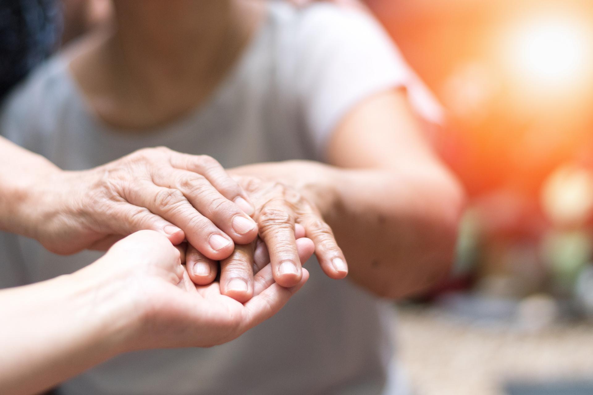 Parkinson : ces chercheurs découvrent un indice surprenant… caché dans vos cheveux, des années avant les symptômes
