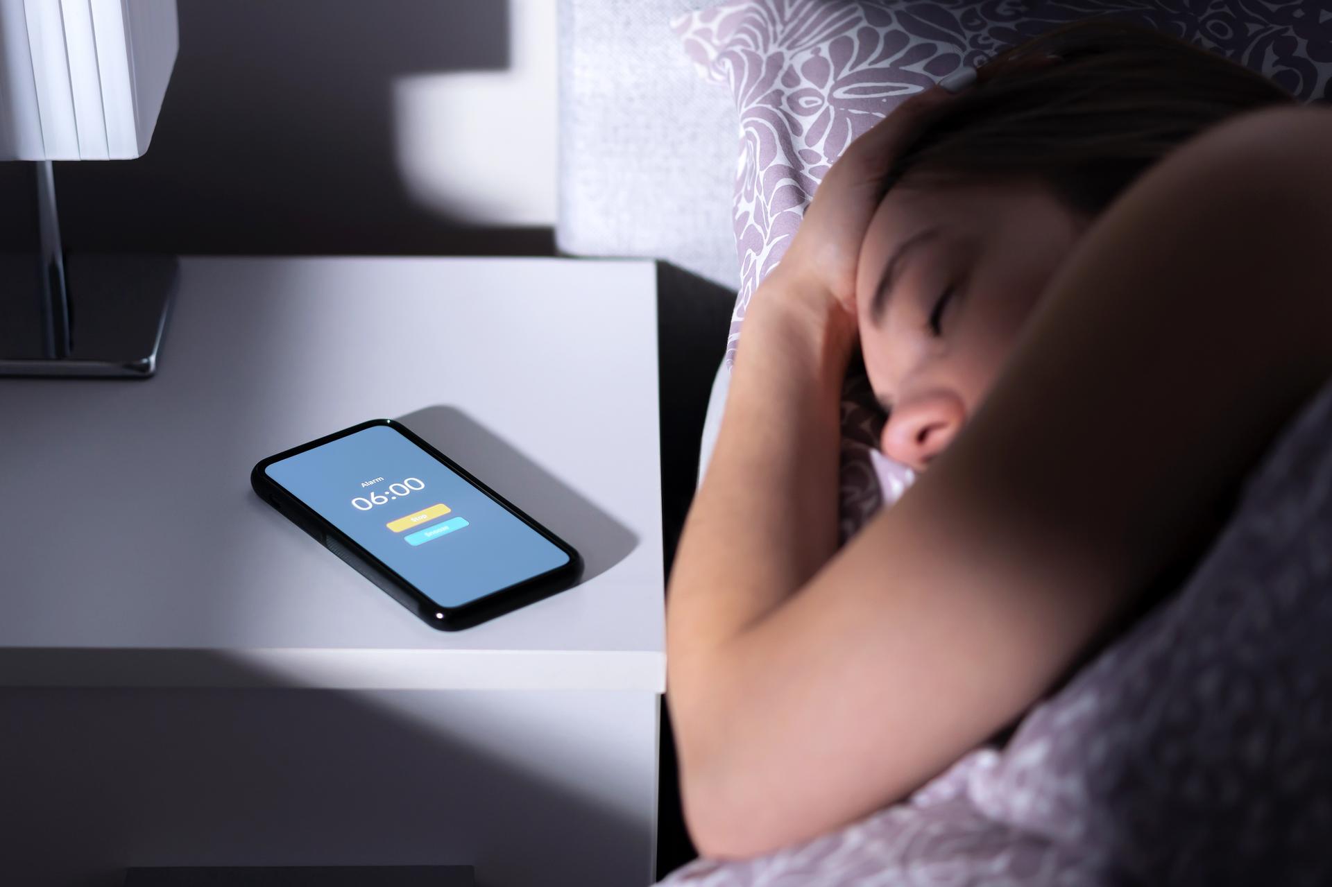 Dormir avec son téléphone près de sa tête : menace pour le cerveau ou simple mythe ?