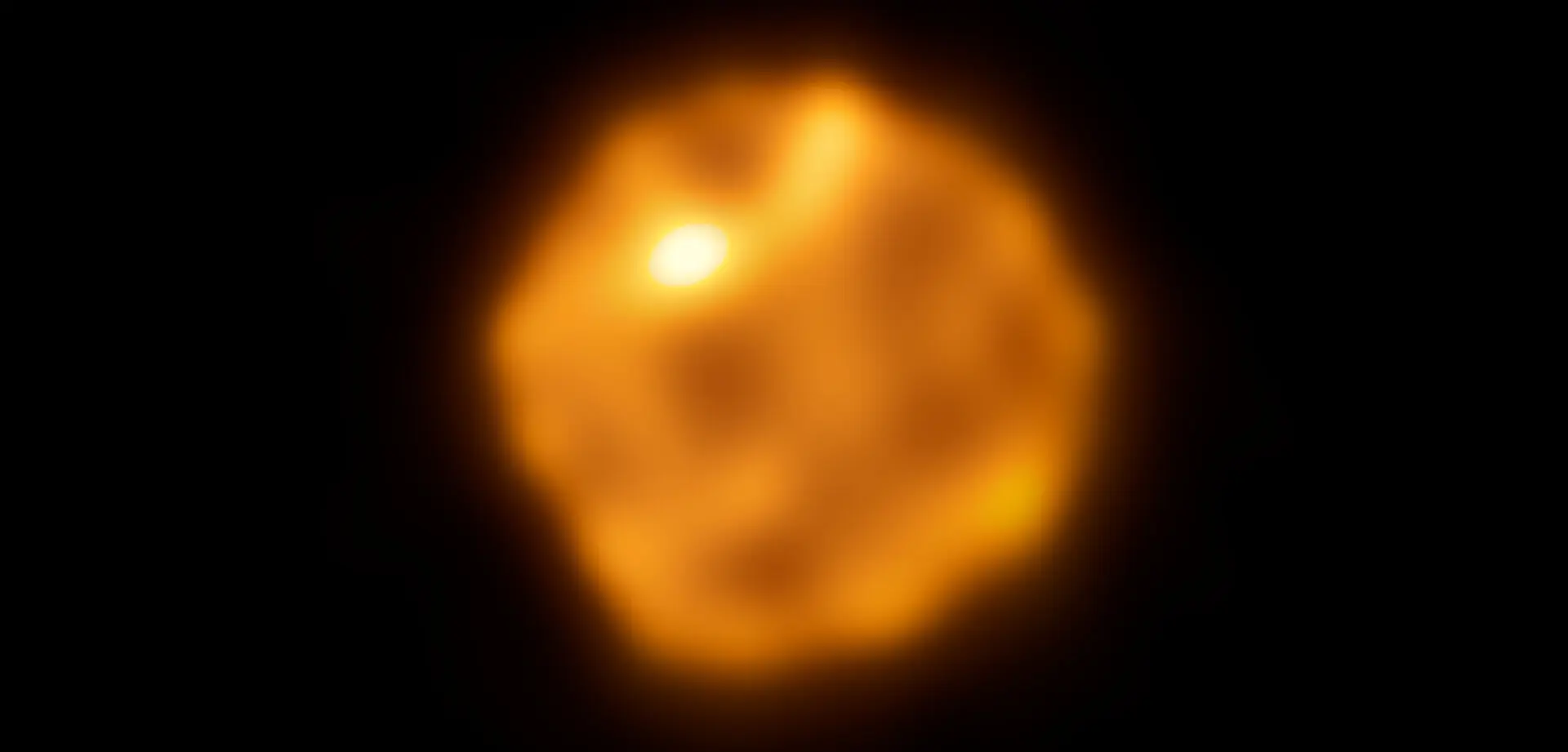 Cette image révèle Bételgeuse dans des détails inédits : une surface bouillonnante et une anomalie qui défie les astronomes