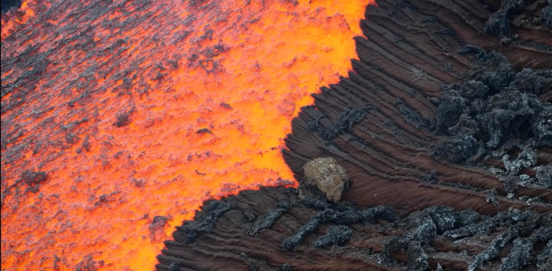 L’Etna sort de son calme avec une coulée de lave lente, rougeoyante et spectaculaire