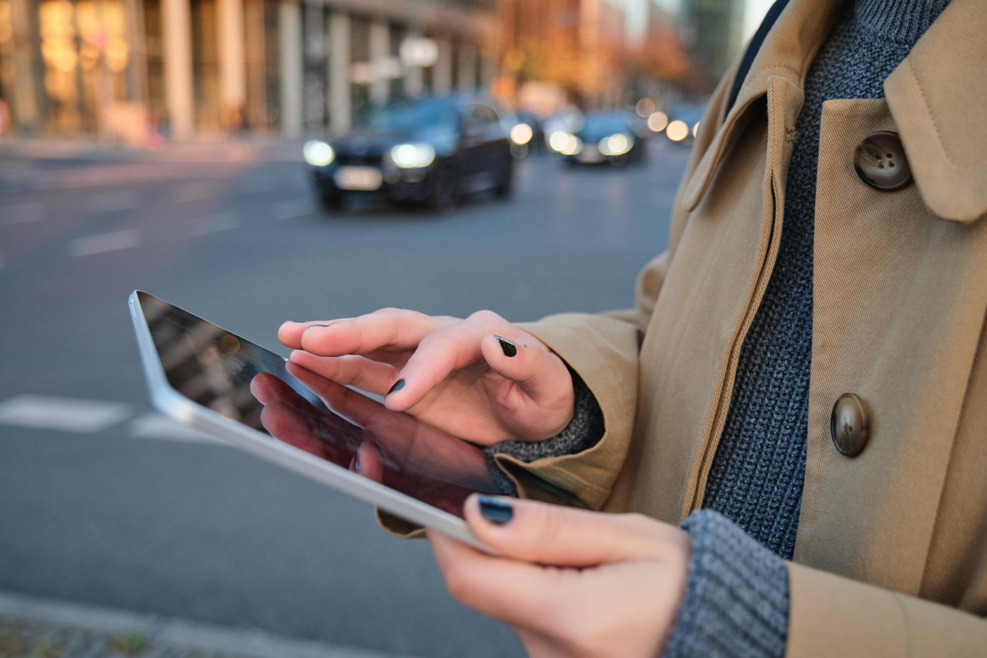 Cartes, traduction, réseaux sociaux : les applis de voyage consomment vite