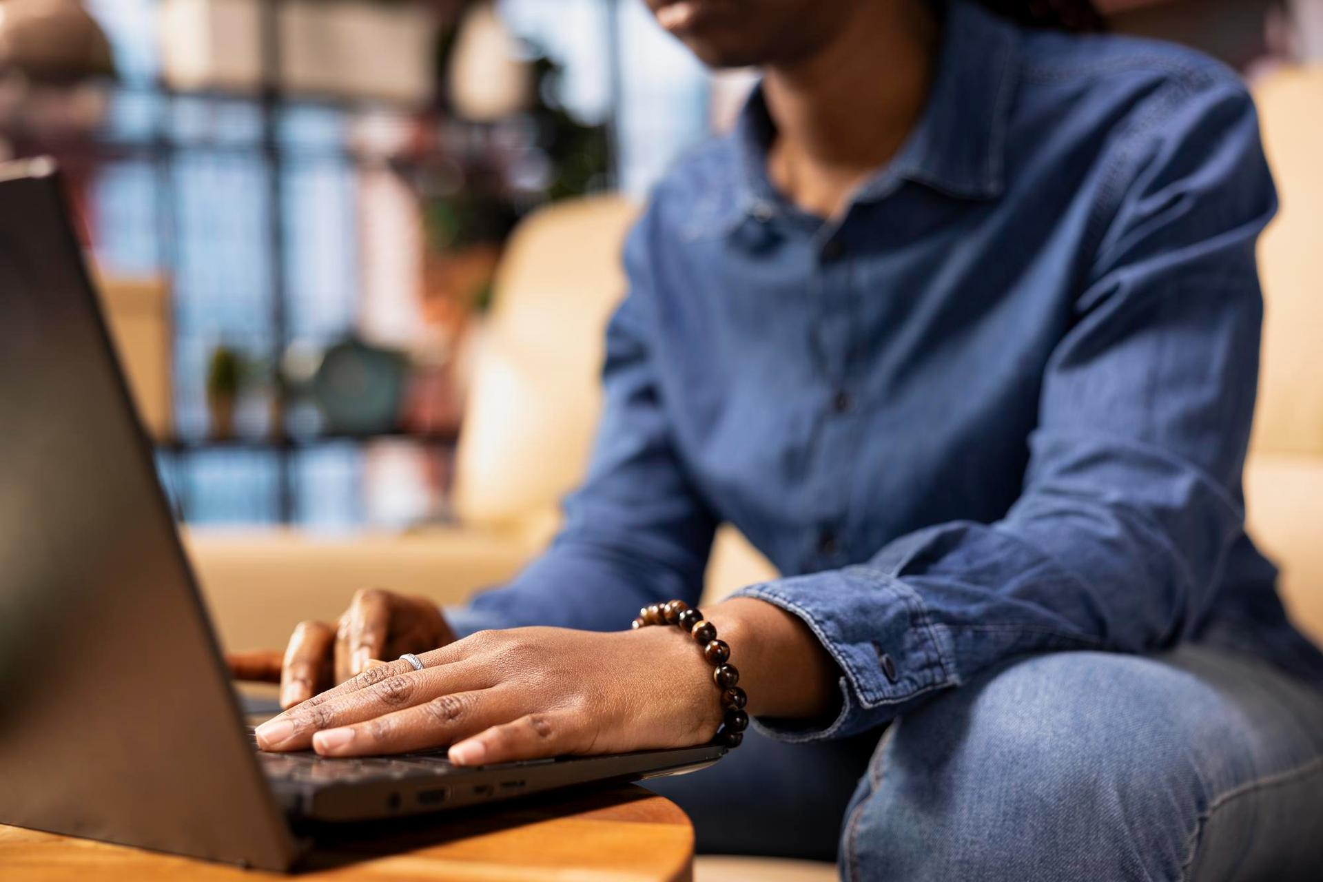 CyberGhost vs ExpressVPN Basique : quel VPN choisir à moins de 3 €/mois ?