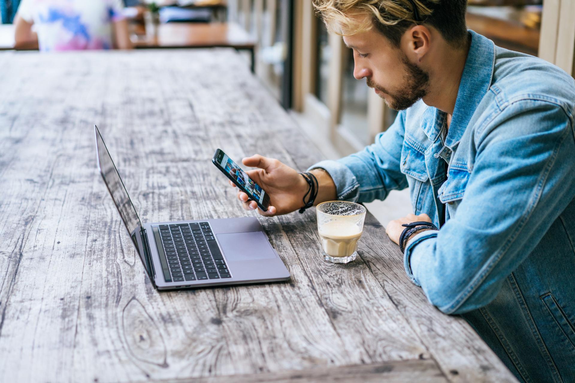 CyberGhost vs Surfshark : le meilleur deal pour protéger plusieurs appareils