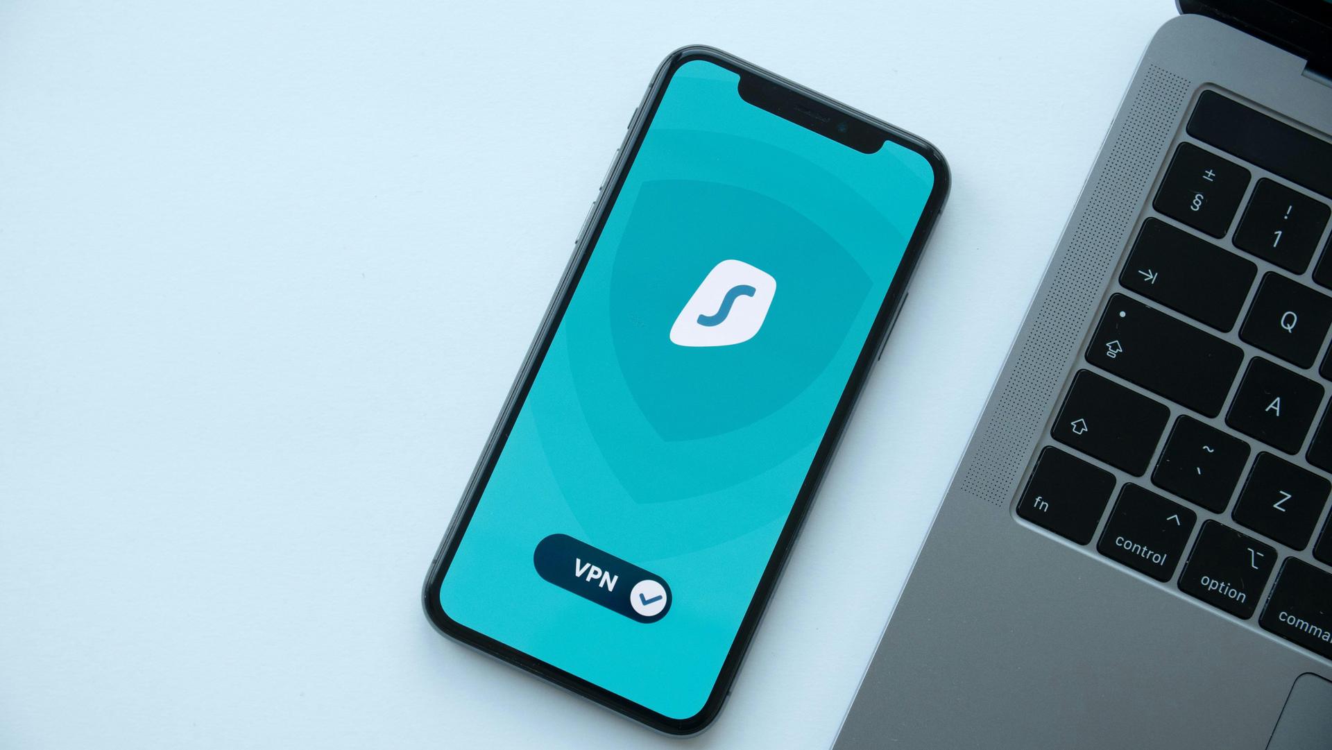Vie privée exposée en ligne : Surfshark réduit les traces numériques dès 1,99 € par mois