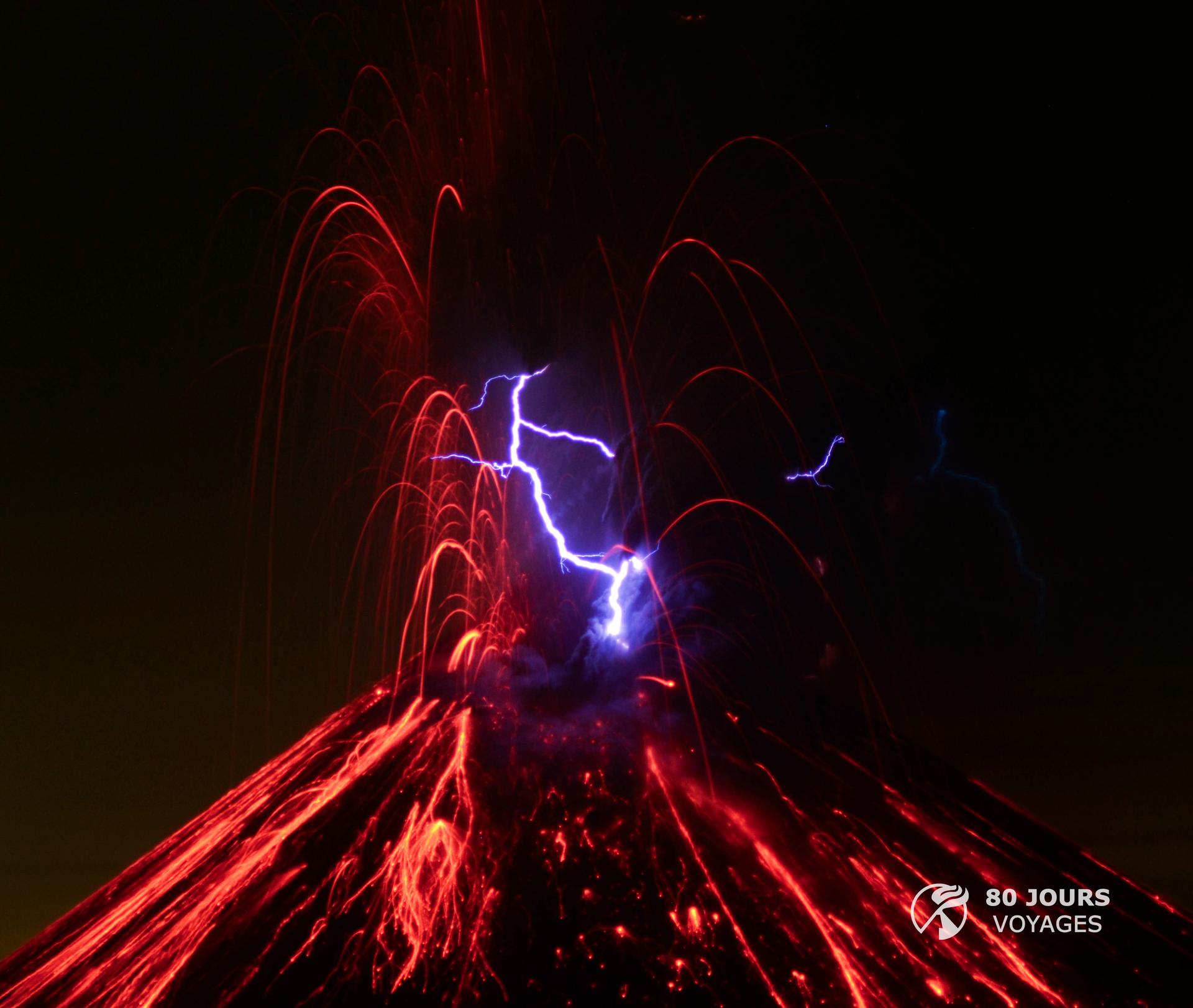 Le Krakatau offre des images spectaculaires : une nuit de feu au-dessus de l’un des volcans les plus puissants du monde