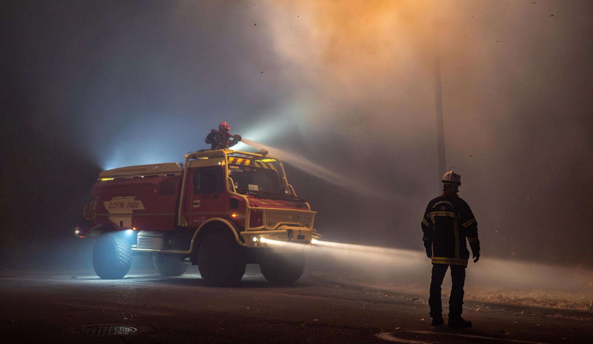 Au cœur de l’enfer : des lunettes connectées filment la lutte désespérée contre un mur de feu dans l’incendie géant