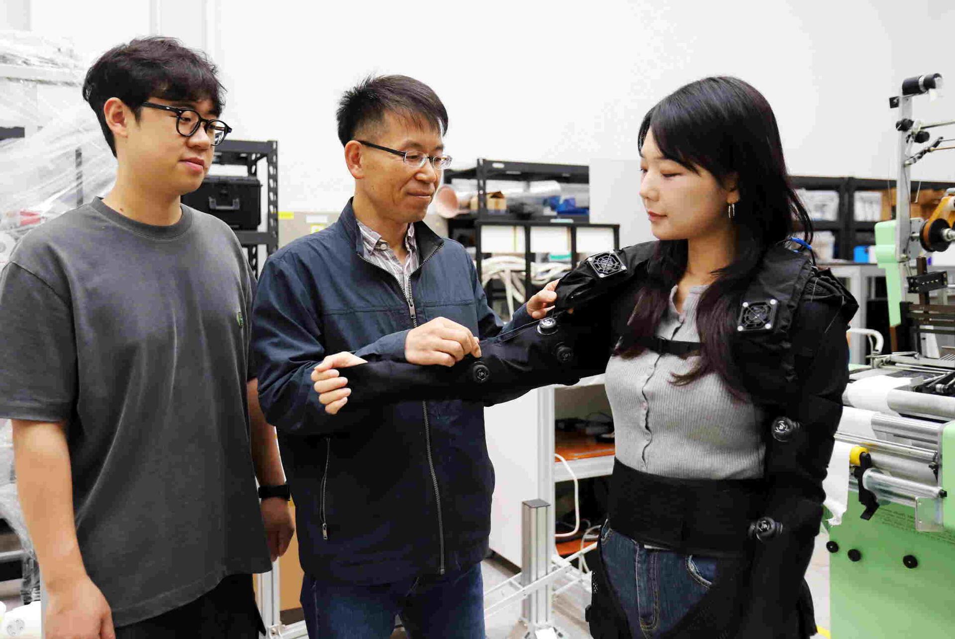 Des chercheurs inventent le premier exosquelette aussi facile à porter qu'un vêtement !