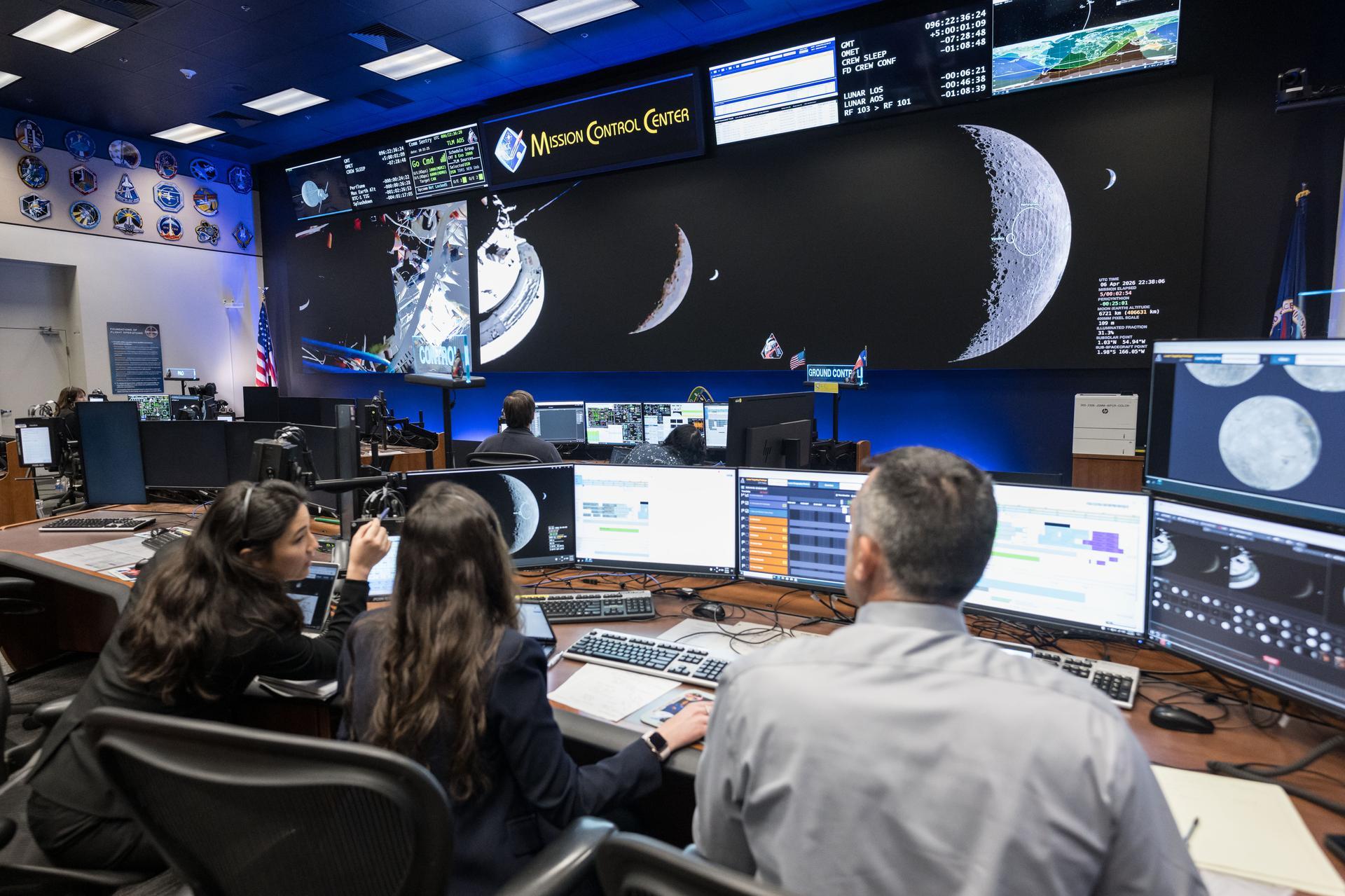 Retour sur la Lune : pourquoi la Nasa joue gros avec SpaceX et Blue Origin