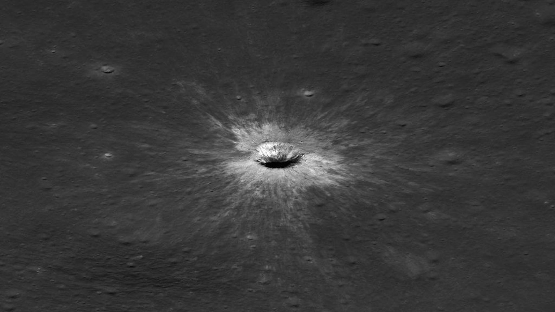 « Cela n’arrive qu’une fois par siècle » : la Nasa vient de découvrir sur la Lune le plus grand cratère récent du Système solaire !