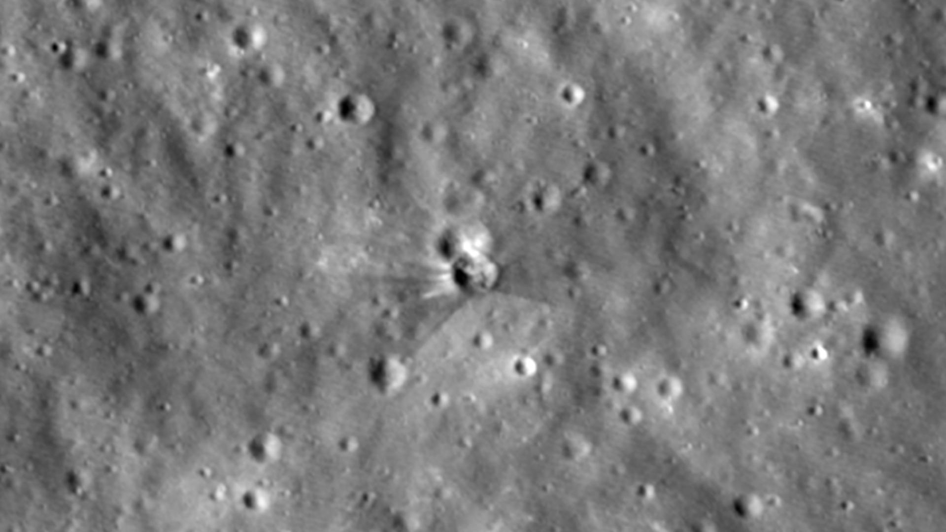 Avant-après : les images de la Nasa montrent une étrange « aile de papillon » autour de l’impact de SpaceX sur la Lune