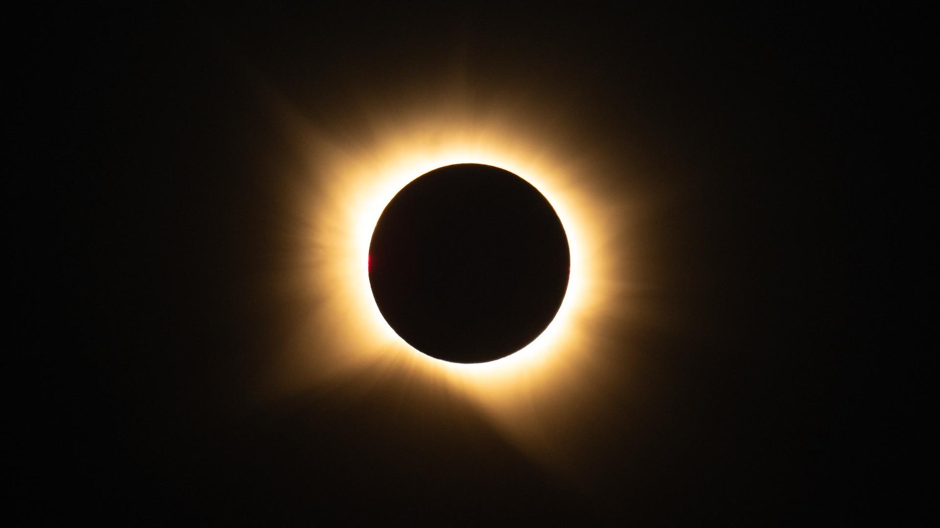 Le Soleil s’est éclipsé, puis les étoiles ont filé : retour en images sur une nuit complètement folle