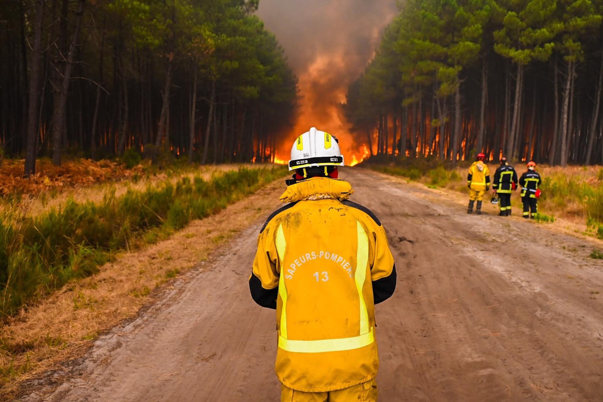 La France brûle sous leurs yeux : cette série d’images est aussi folle que bouleversante