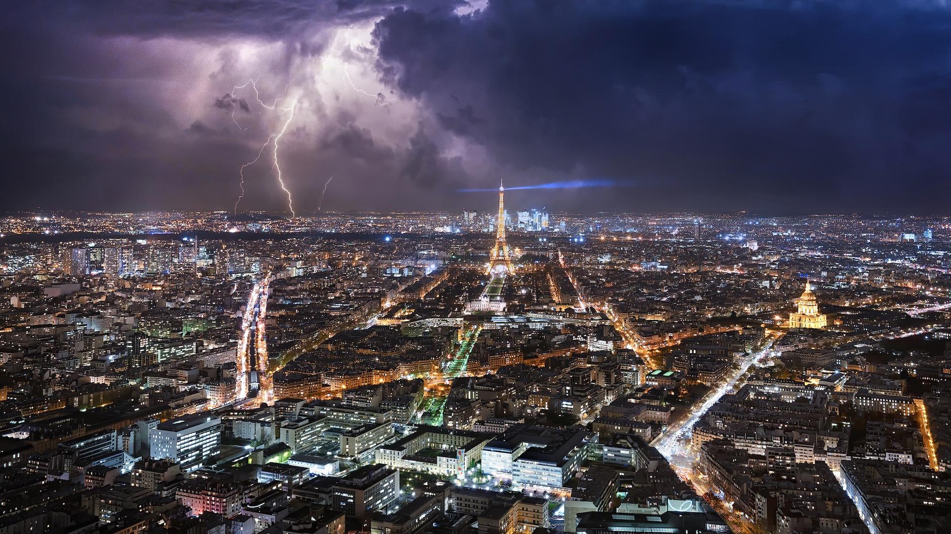 La foudre sur la tour Eiffel comme vous l’avez rarement vue