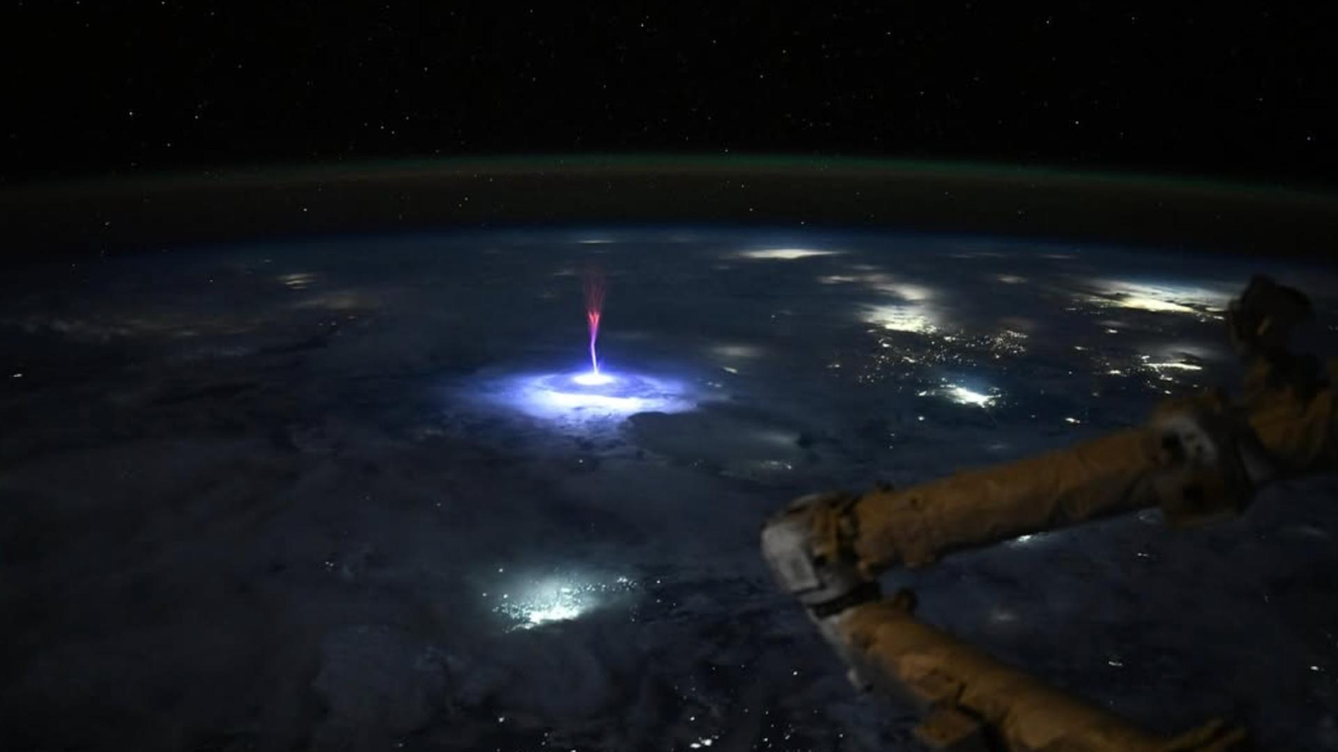 Photo de la semaine : cet éclair géant qui jaillit vers l’espace depuis la Terre est à couper le souffle