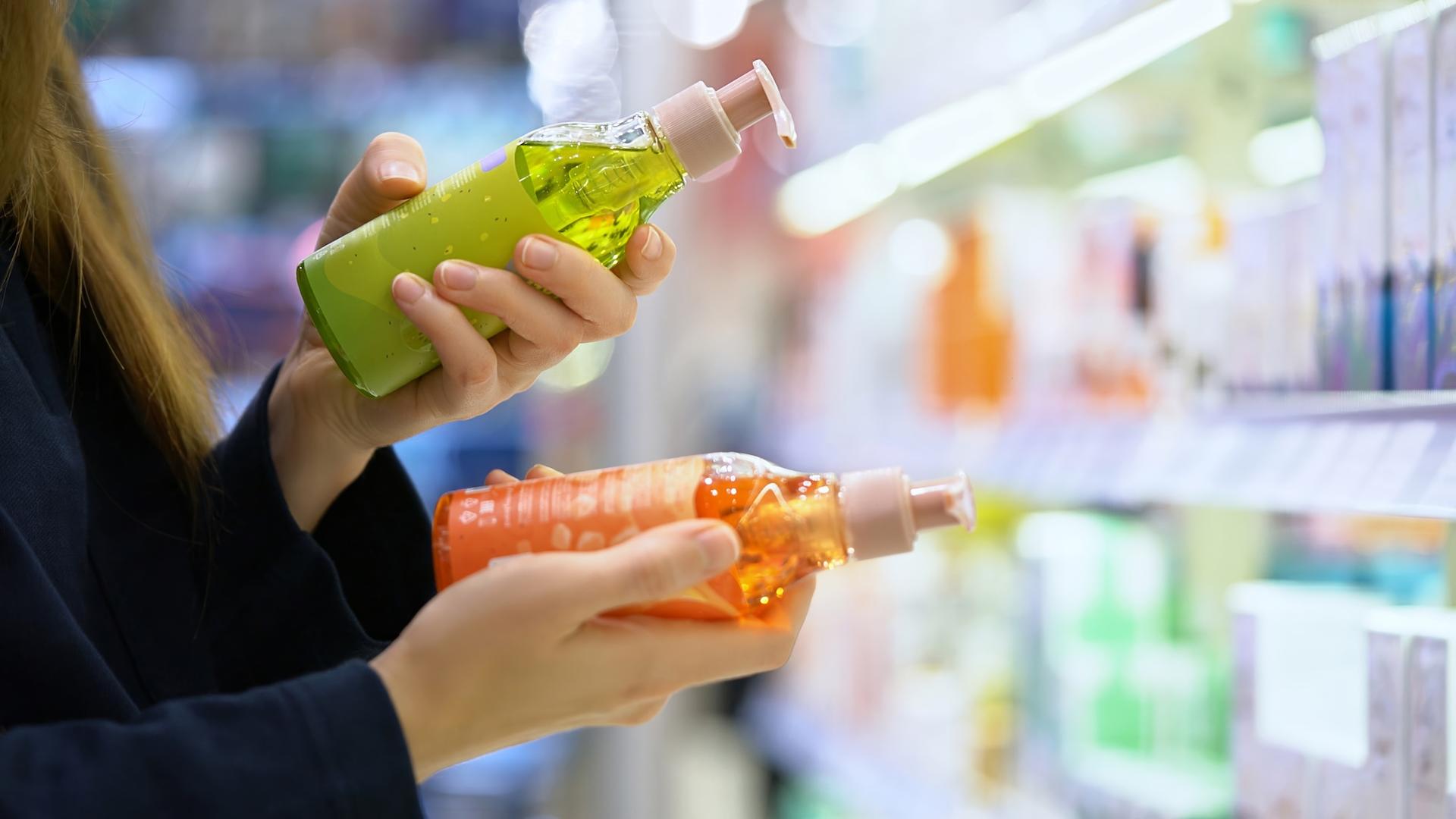 Alerte sous la douche : ce que votre shampoing cache vraiment sous l’étiquette