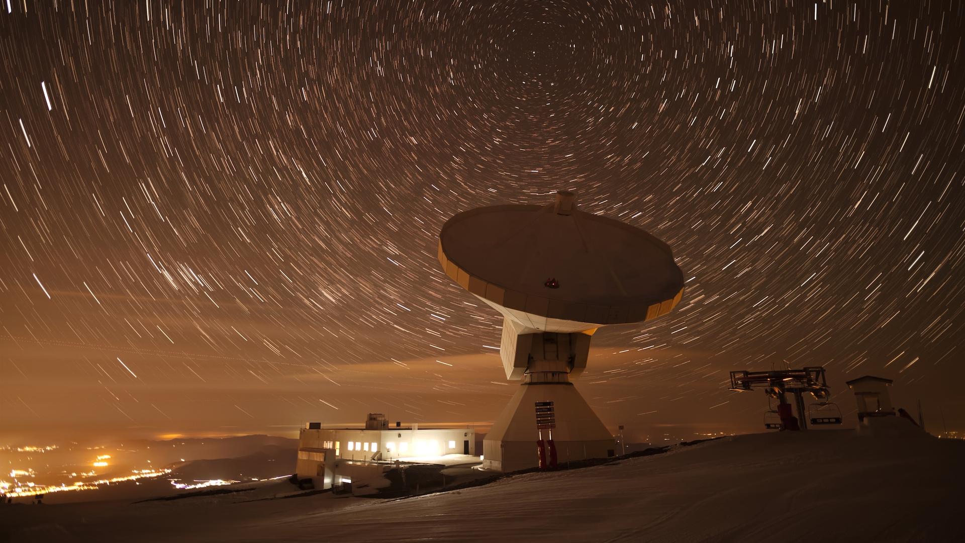 Un amas géant, caché par la poussière, vient d’être découvert aux confins du cosmos et dérange les modèles actuels