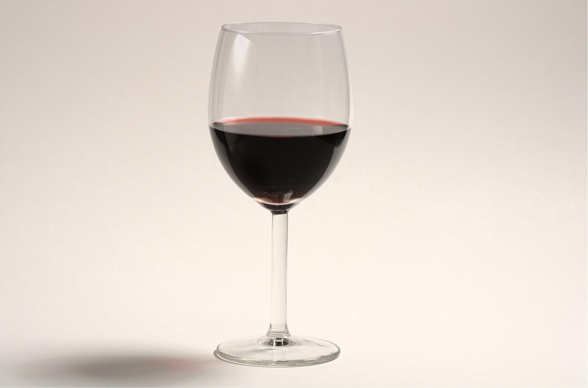 Boire un verre de vin rouge au dîner serait bon pour la santé