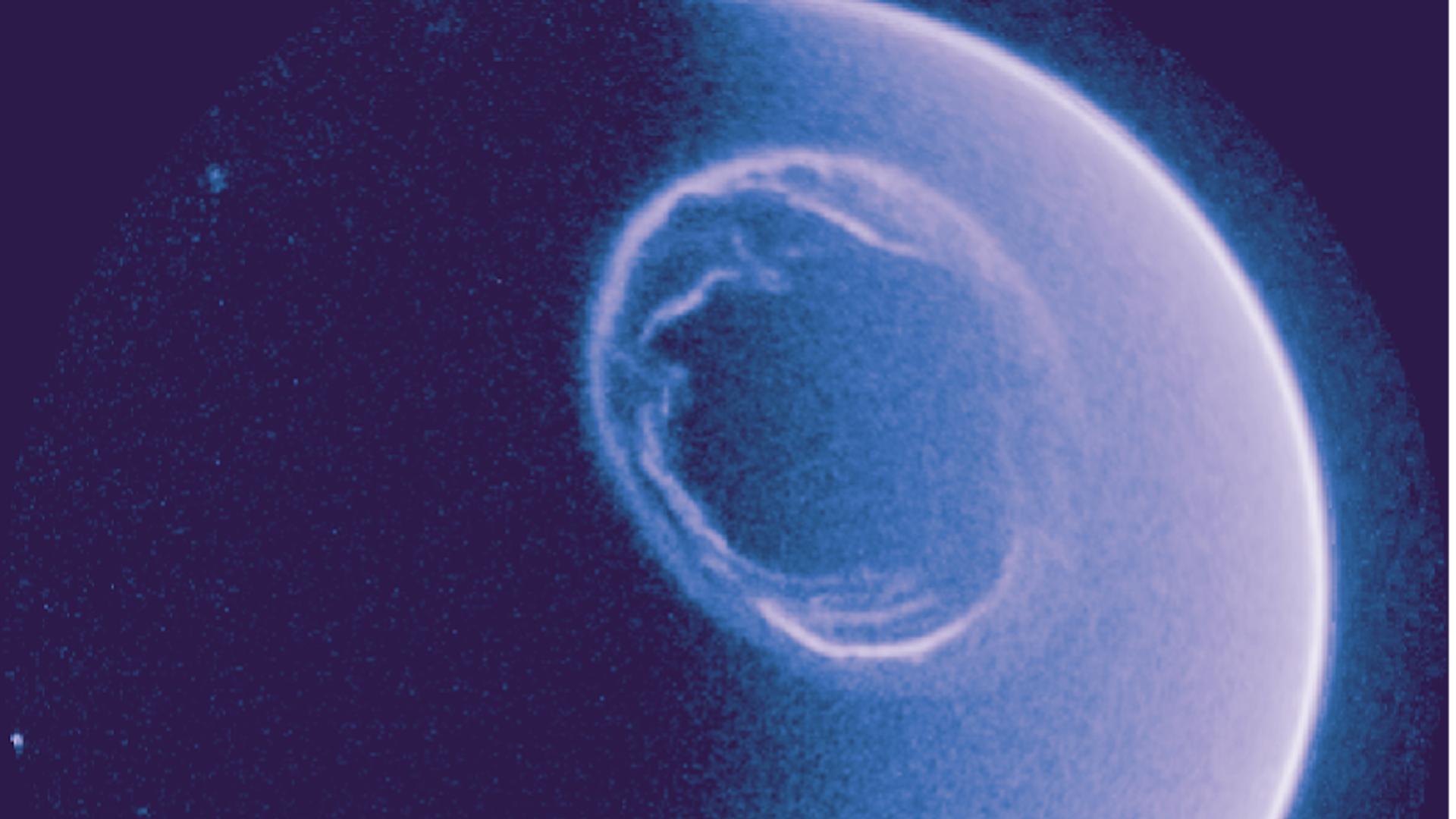 Non, ce n’est pas l’Étoile de la mort : cette étrange sphère est la Terre… mais que lui arrive-t-il avec cette auréole ?