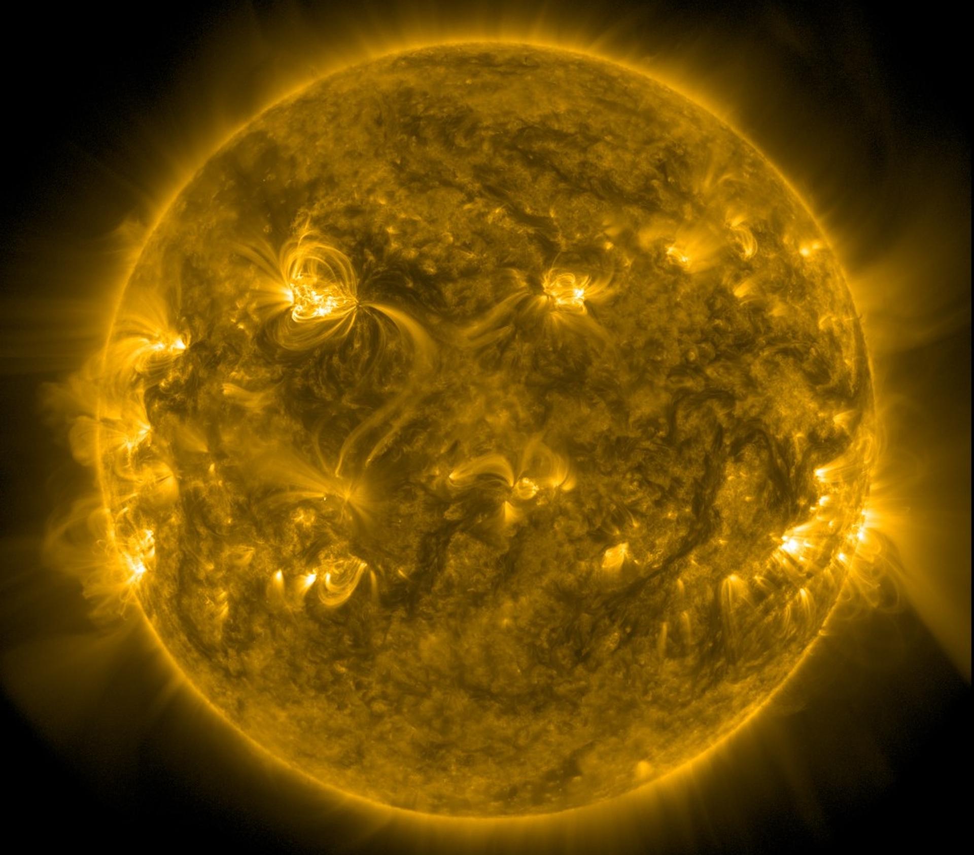 Cette tache solaire grandit à une vitesse folle… et vient de déclencher l’une des plus puissantes éruptions du cycle