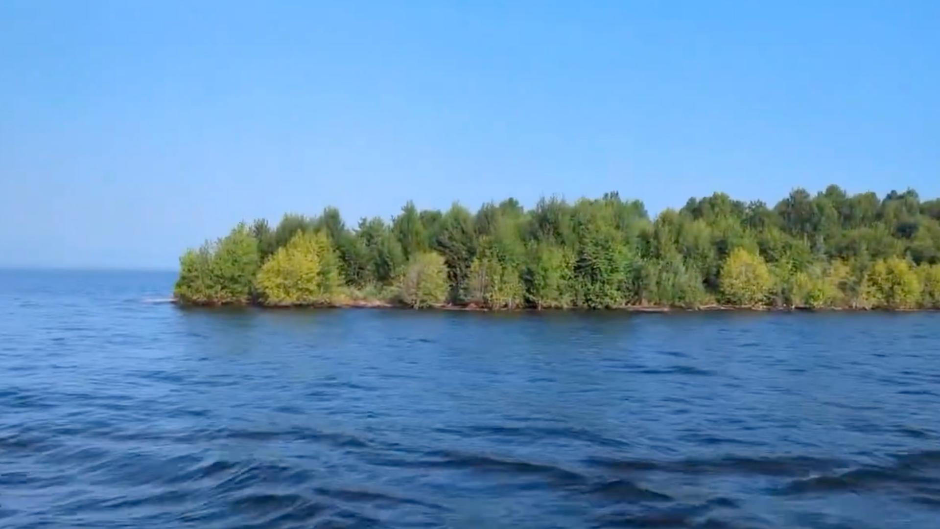 Une île couverte d’arbres apparaît puis disparaît au Canada : que s’est-il passé sur ce lac ?