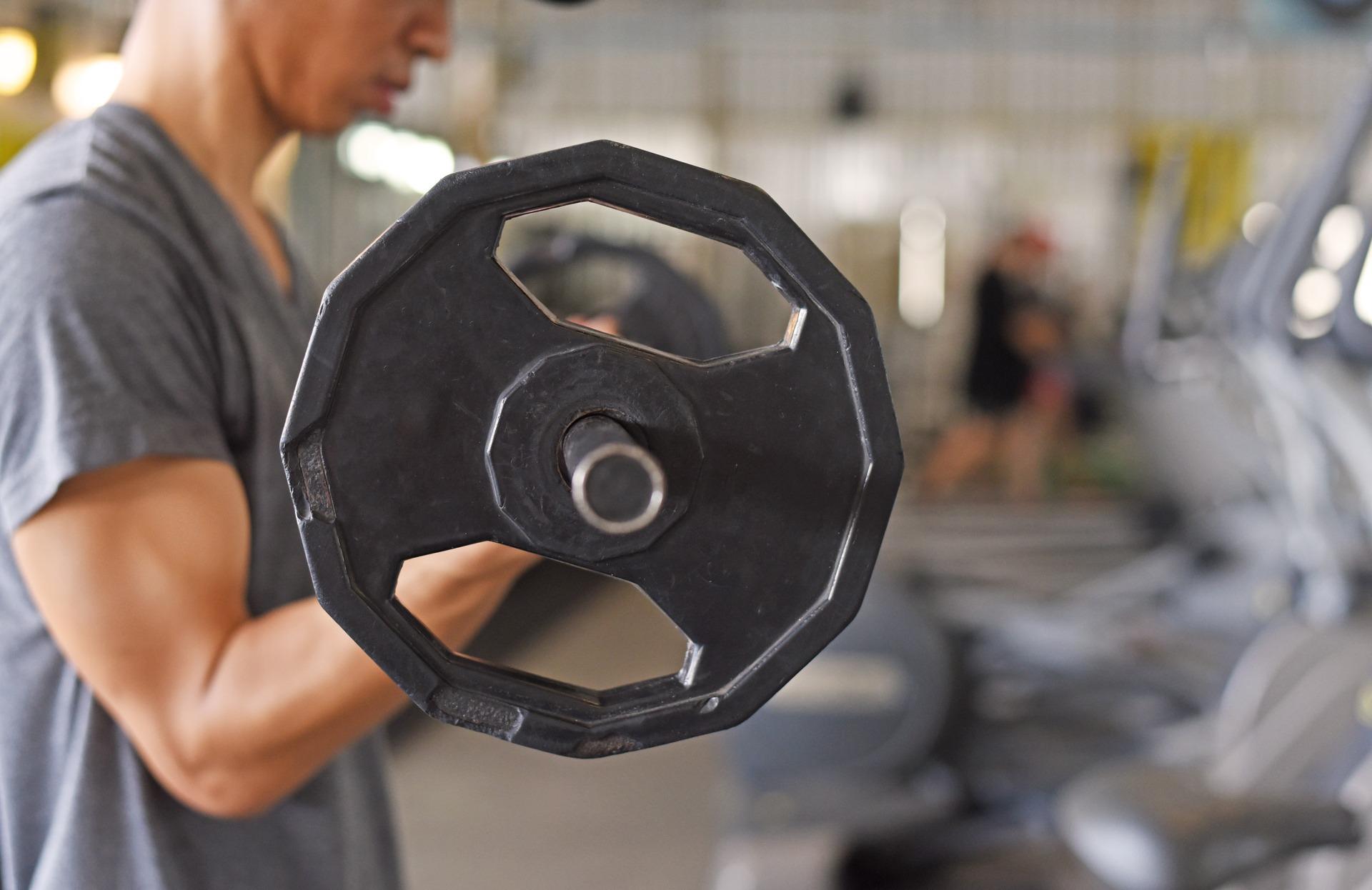 « Ils ont l'impression qu'il faut leur ressembler pour être aimé » : la pression invisible qui écrase les ados accros à la muscu