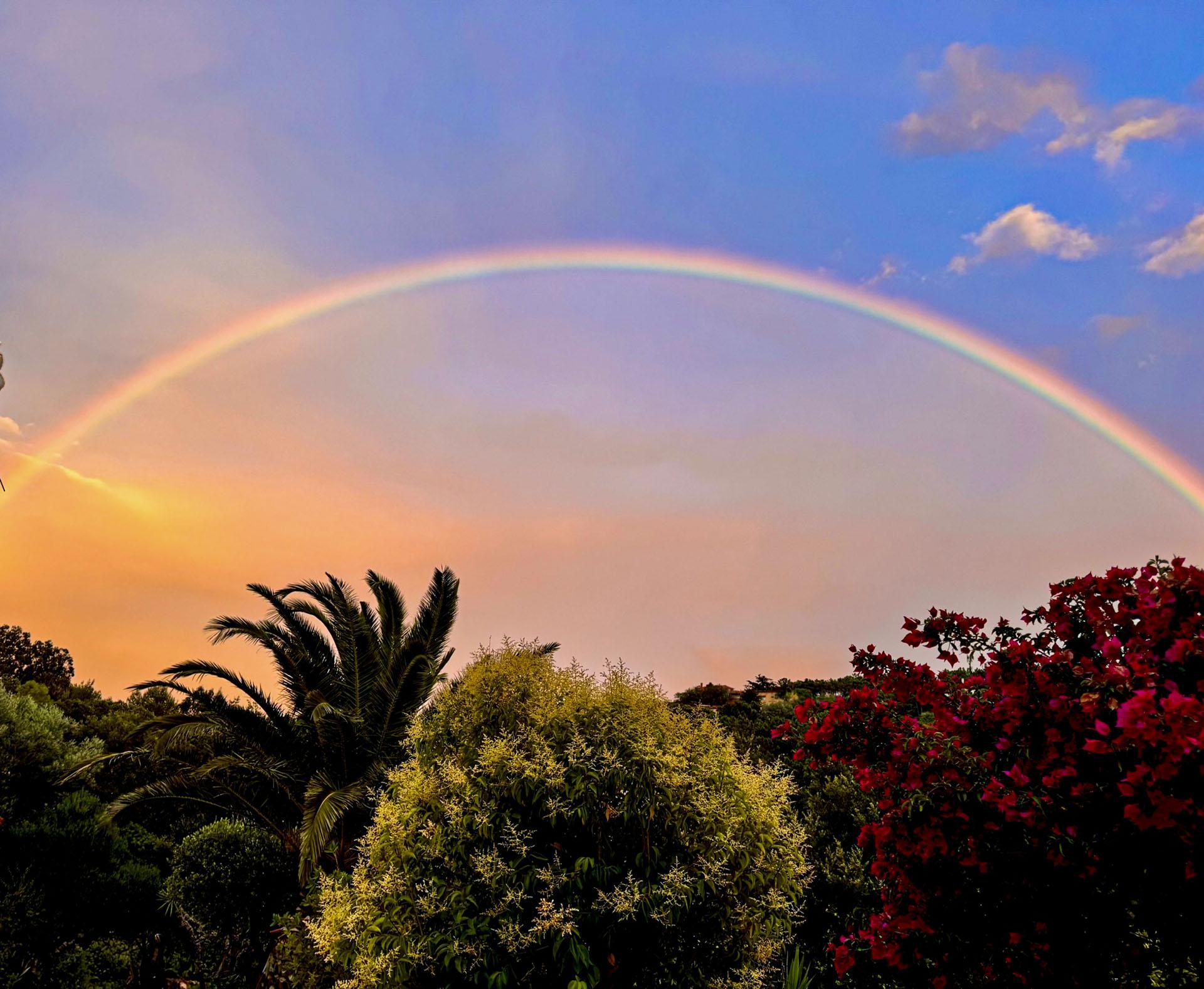 Avez-vous déjà observé un double arc-en-ciel ? Cette scène en Provence est un véritable enchantement