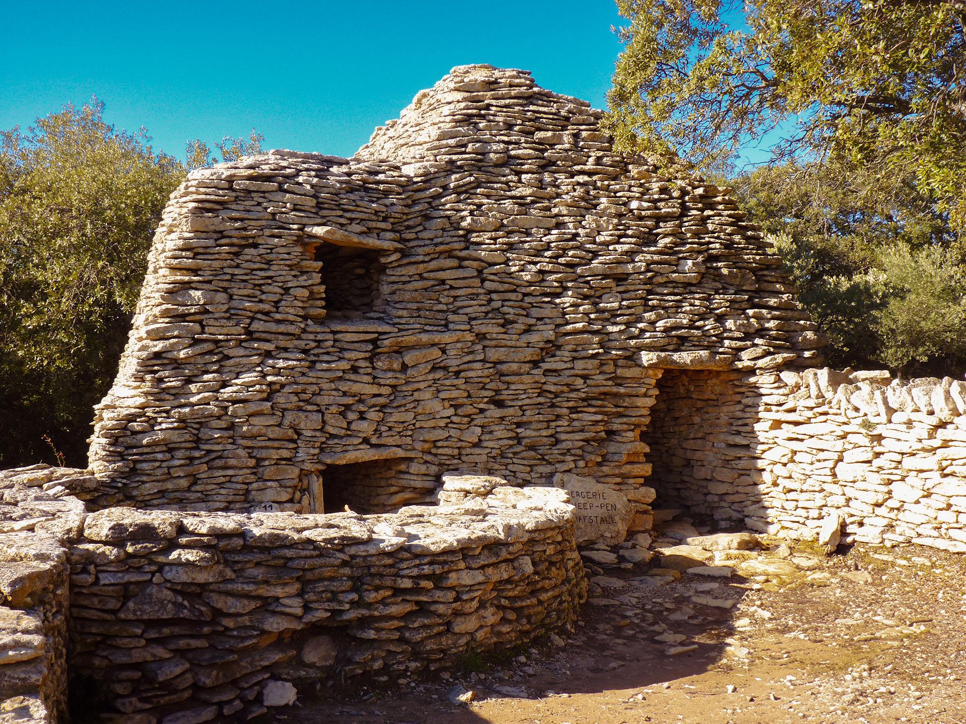 Pourquoi ces mystérieuses huttes de pierre de Gordes fascinent encore autant