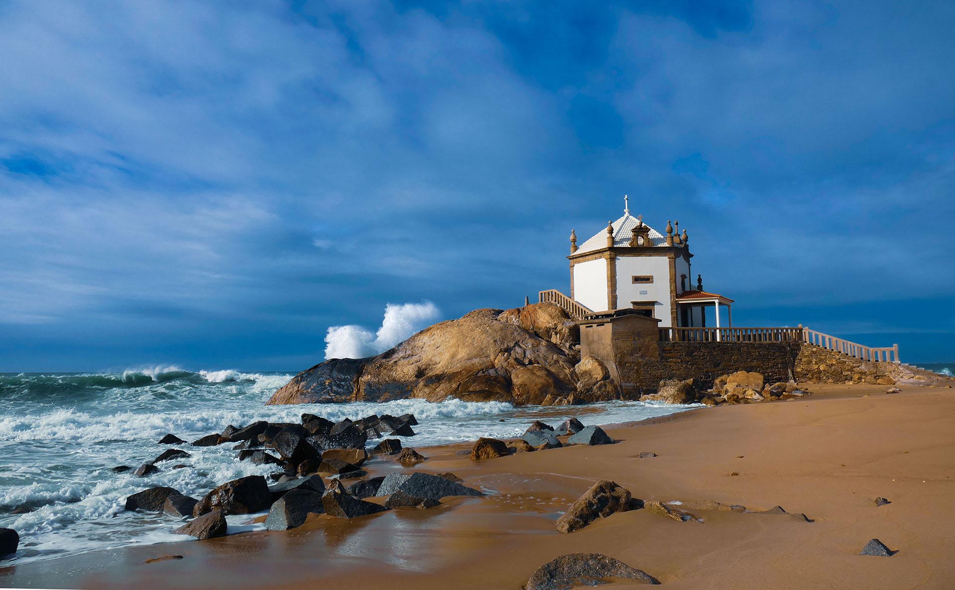 Miramar : la chapelle de Senhor da Pedra, l’église posée sur l’océan qui fascine le Portugal