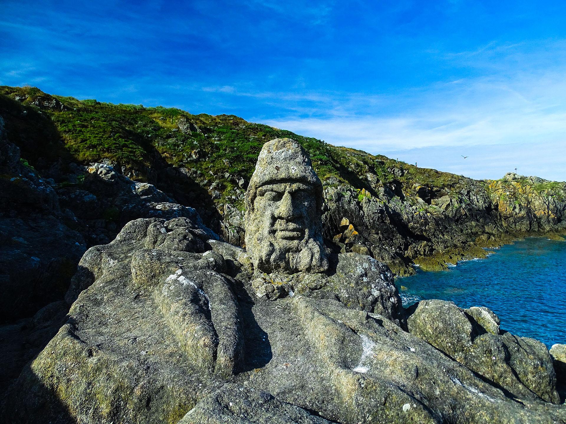 Rothéneuf : comment 300 visages sculptés dans la falaise ont créé l’un des sites les plus mystérieux de France