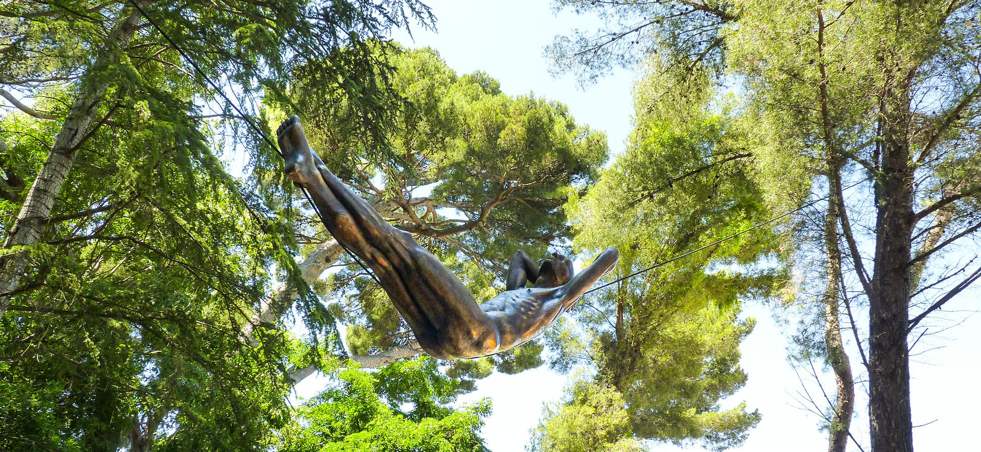 Château de Mandelieu : comment les sculptures aériennes de Nicolas Lavarenne sont devenues un spectacle vertigineux entre ciel et pierre