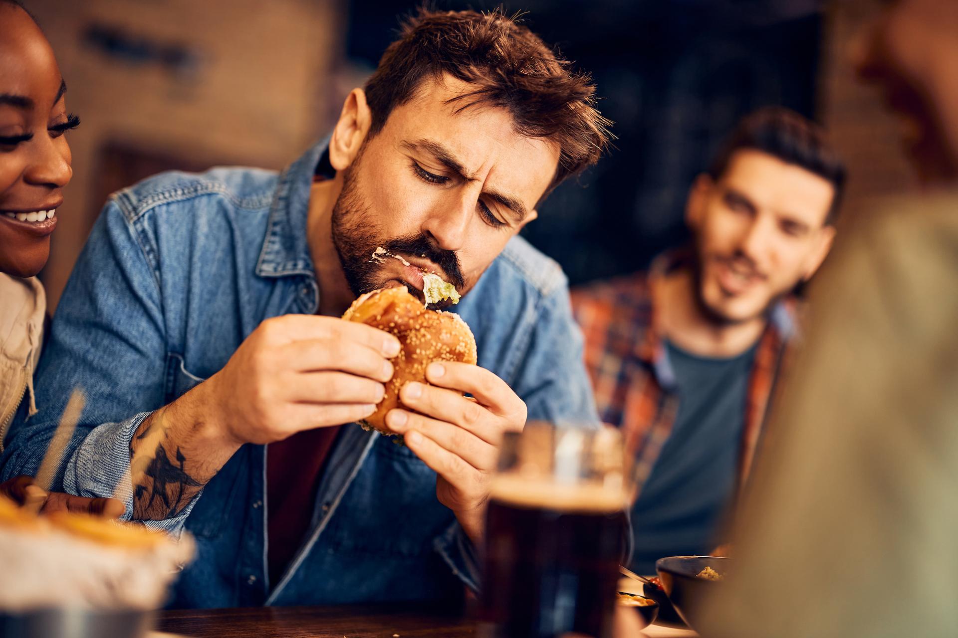 Patient bizarre : son alimentation est tellement grasse que du cholestérol suinte littéralement de sa peau !