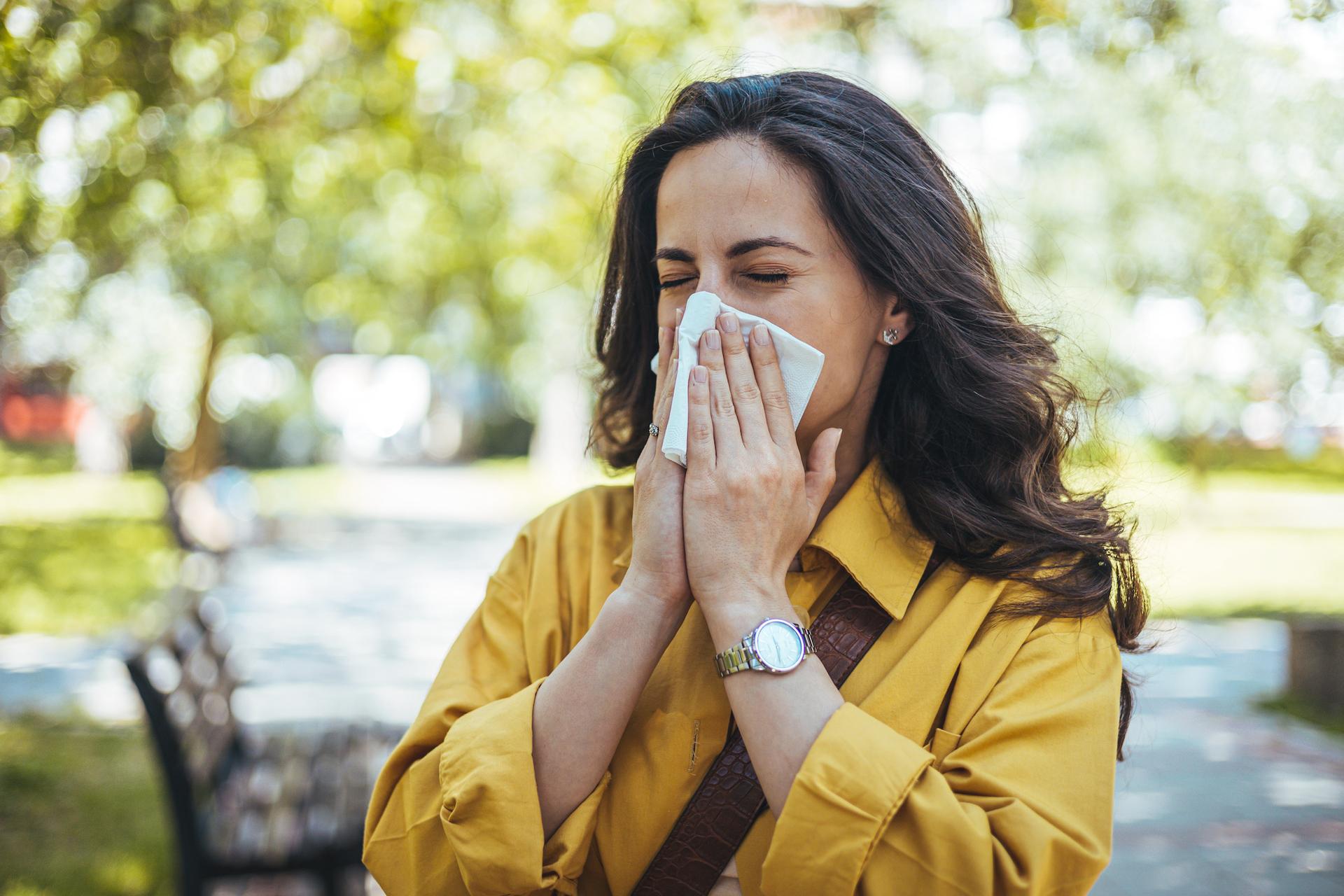 Allergies : cette boisson tendance pourrait calmer vos éternuements selon une étude
