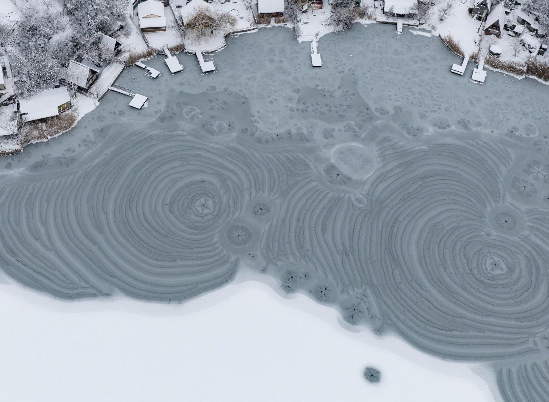 Phénomène météo extraordinaire : des centaines d'étranges figures géométriques découvertes sur la glace en Hongrie