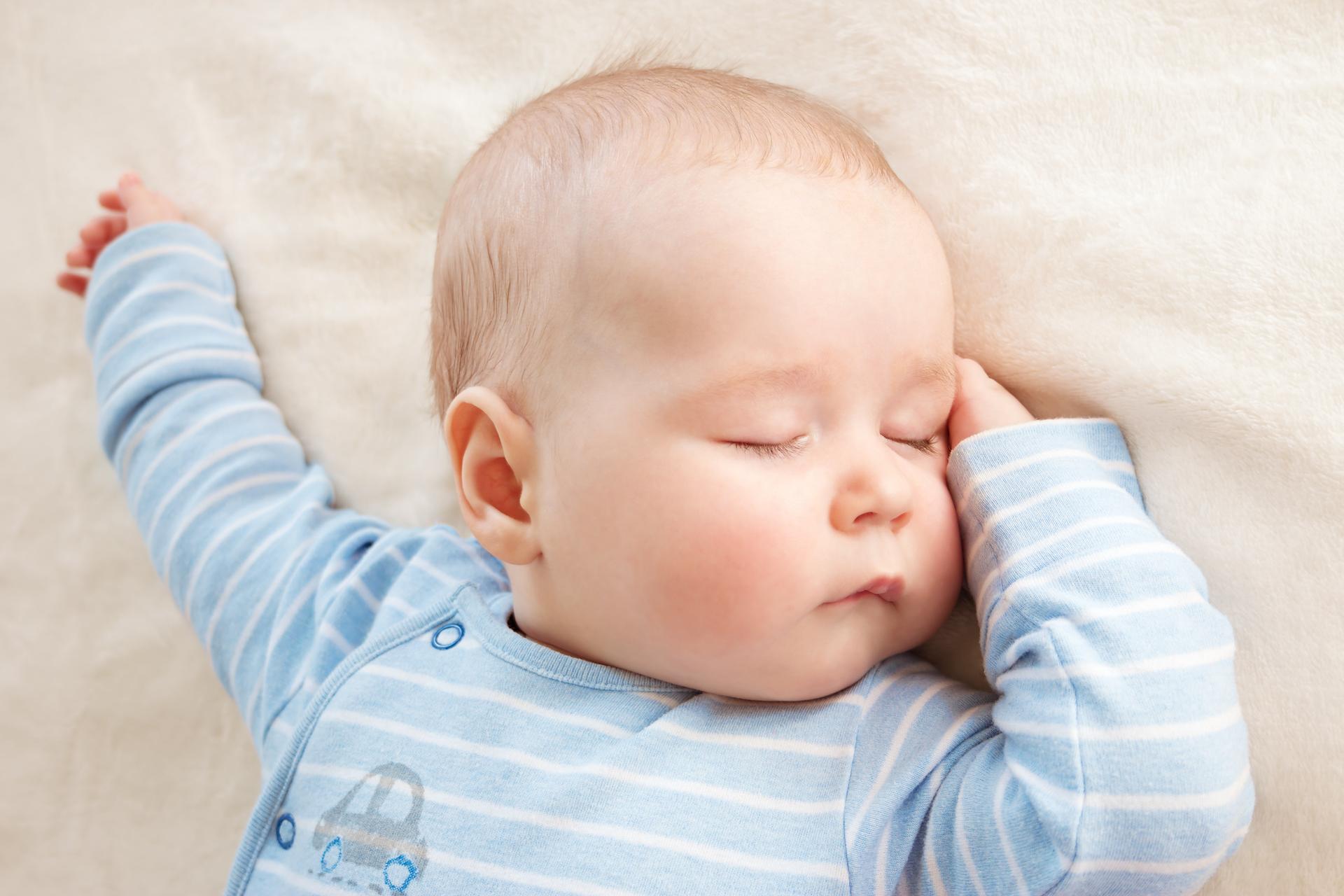 Lait maternel ou lait infantile : lequel favorise vraiment le sommeil des bébés ?