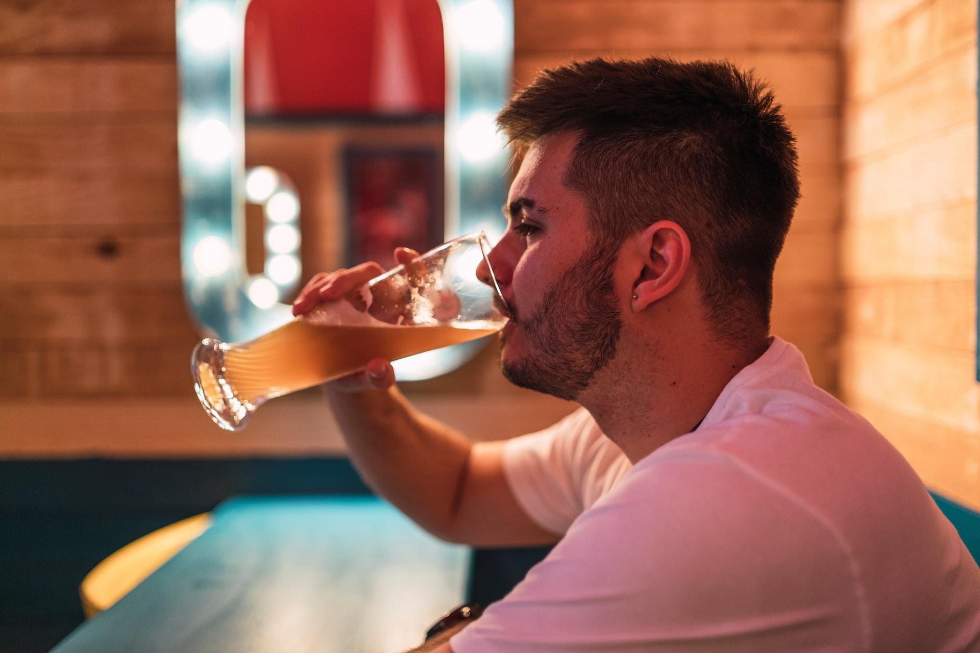 Un tiktokeur devient alcoolique pour prouver qu’il est facile d’arrêter : le piège se referme sur lui !
