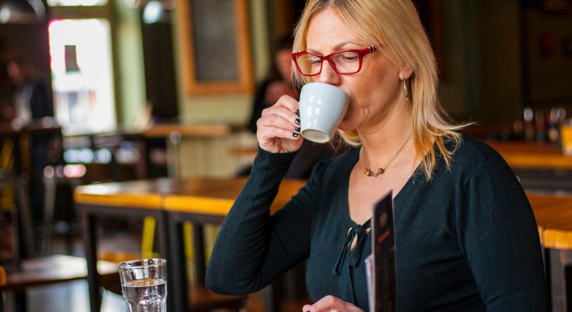 Café et Parkinson : chez certaines personnes il protégerait le cerveau, chez d'autres il augmenterait le risque