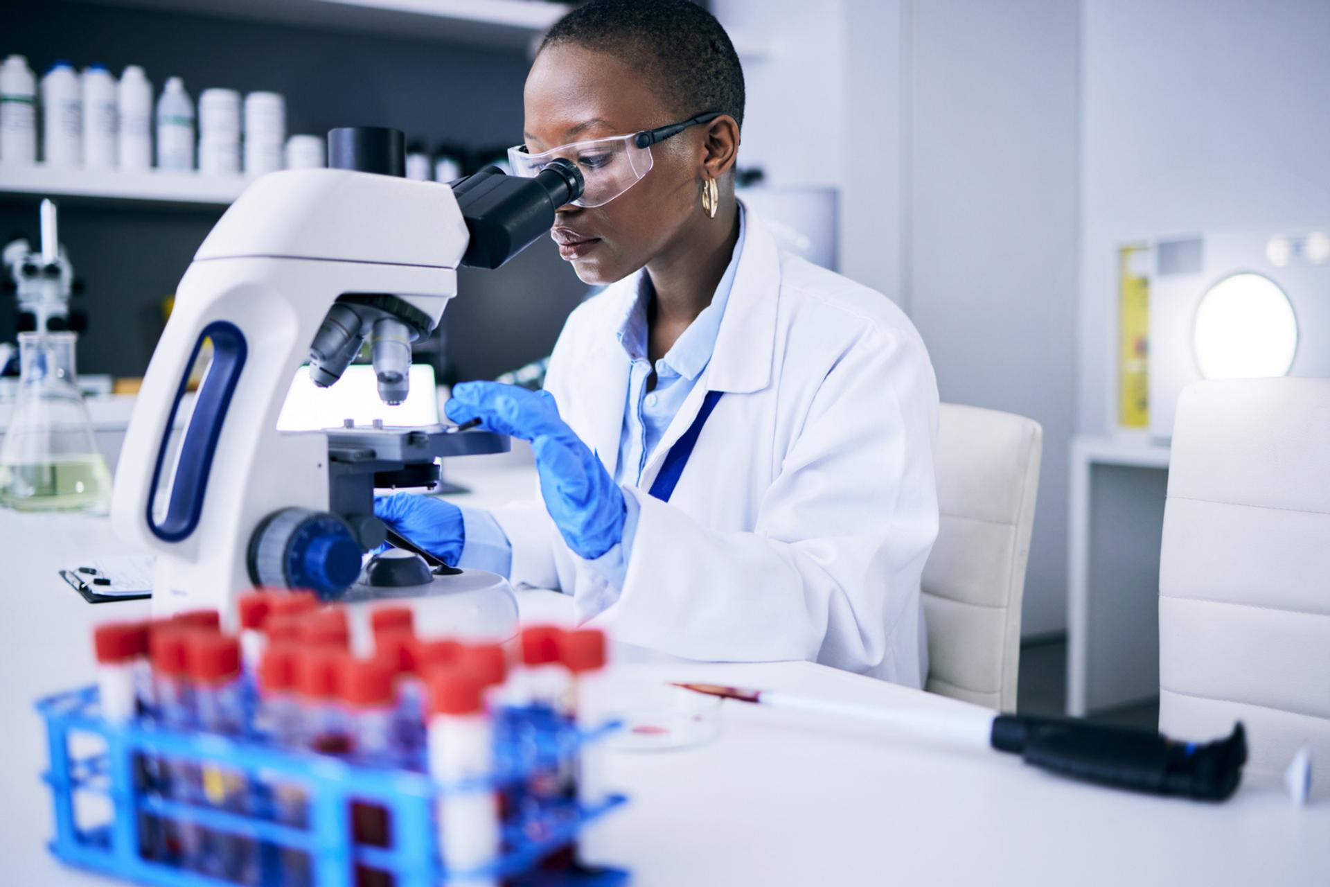 Alzheimer freinerait le cancer ? Des chercheurs découvrent un effet secondaire inattendu… et potentiellement révolutionnaire