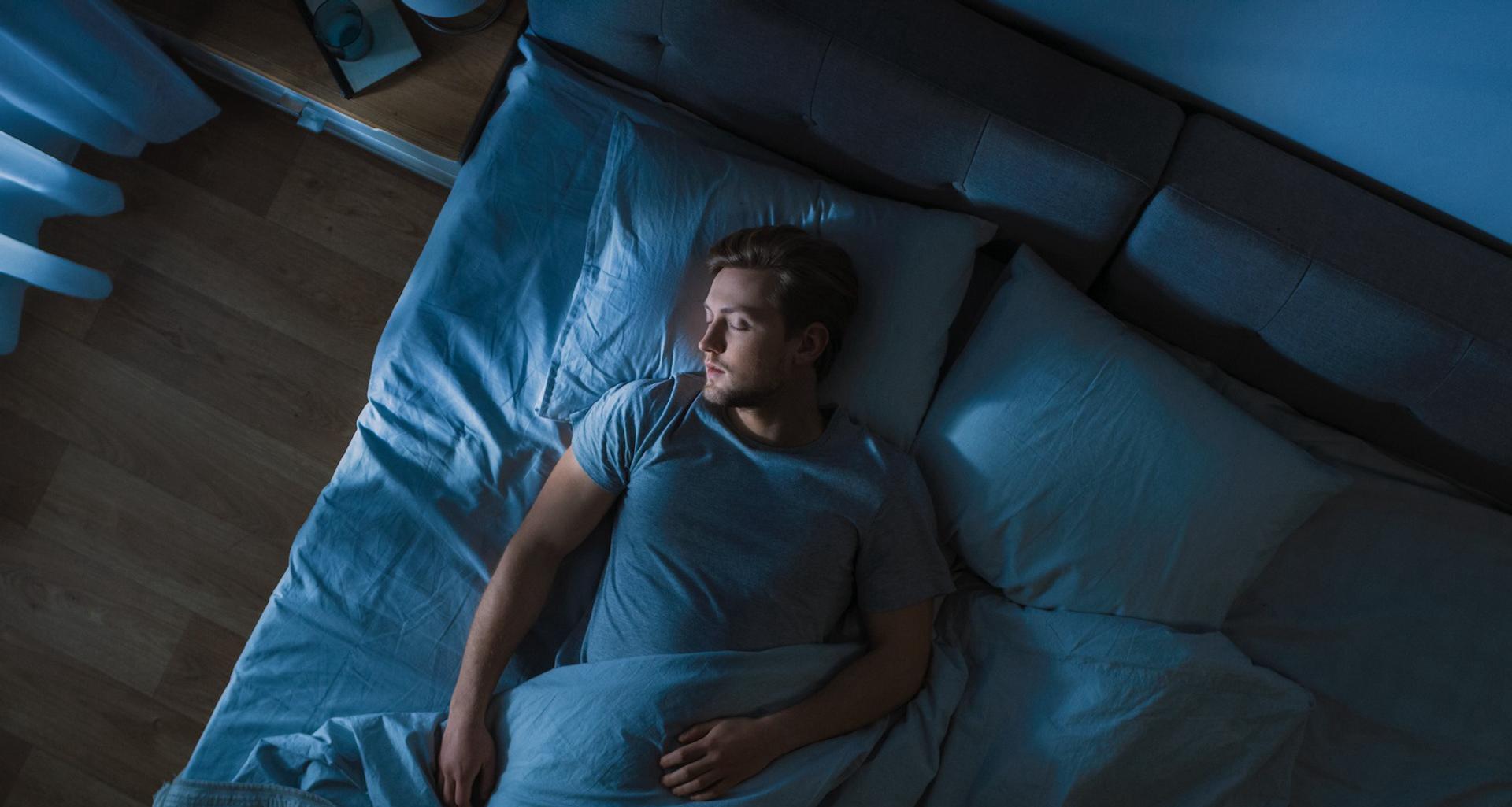 Les personnes qui dorment dans ces conditions voient leur risque cardiaque grimper, révèle une vaste étude