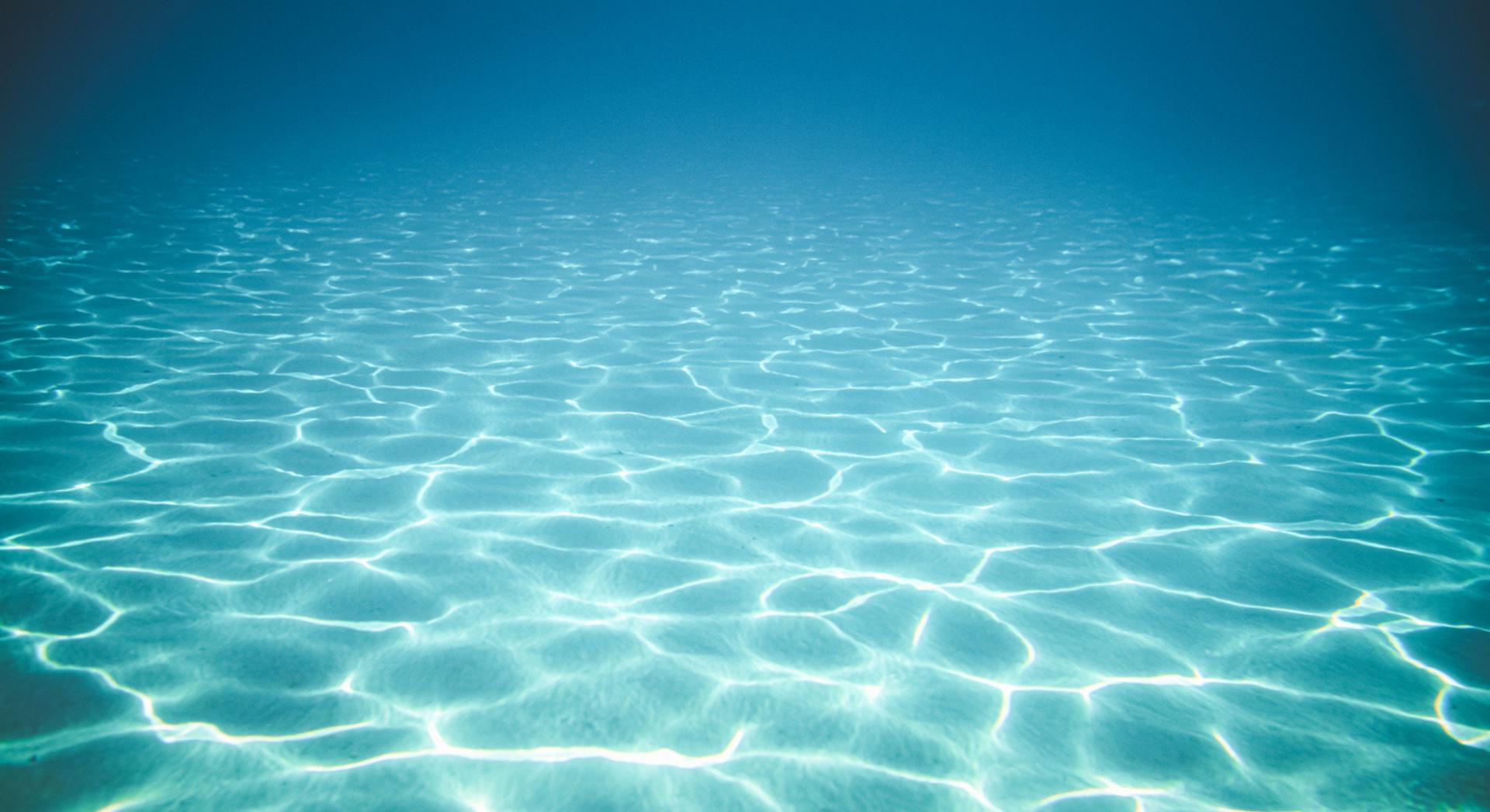 Pourquoi l'eau de mer est-elle bleue ?