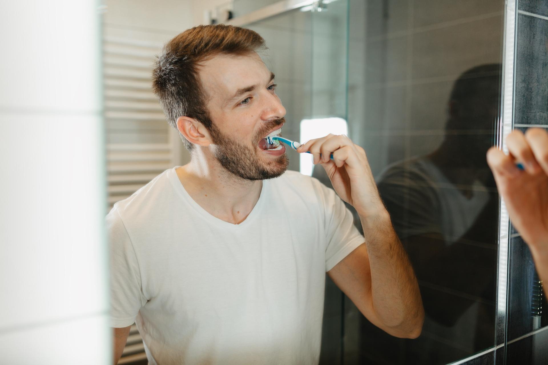 Patient bizarre : un homme de 50 ans a failli mourir après s’être brossé les dents