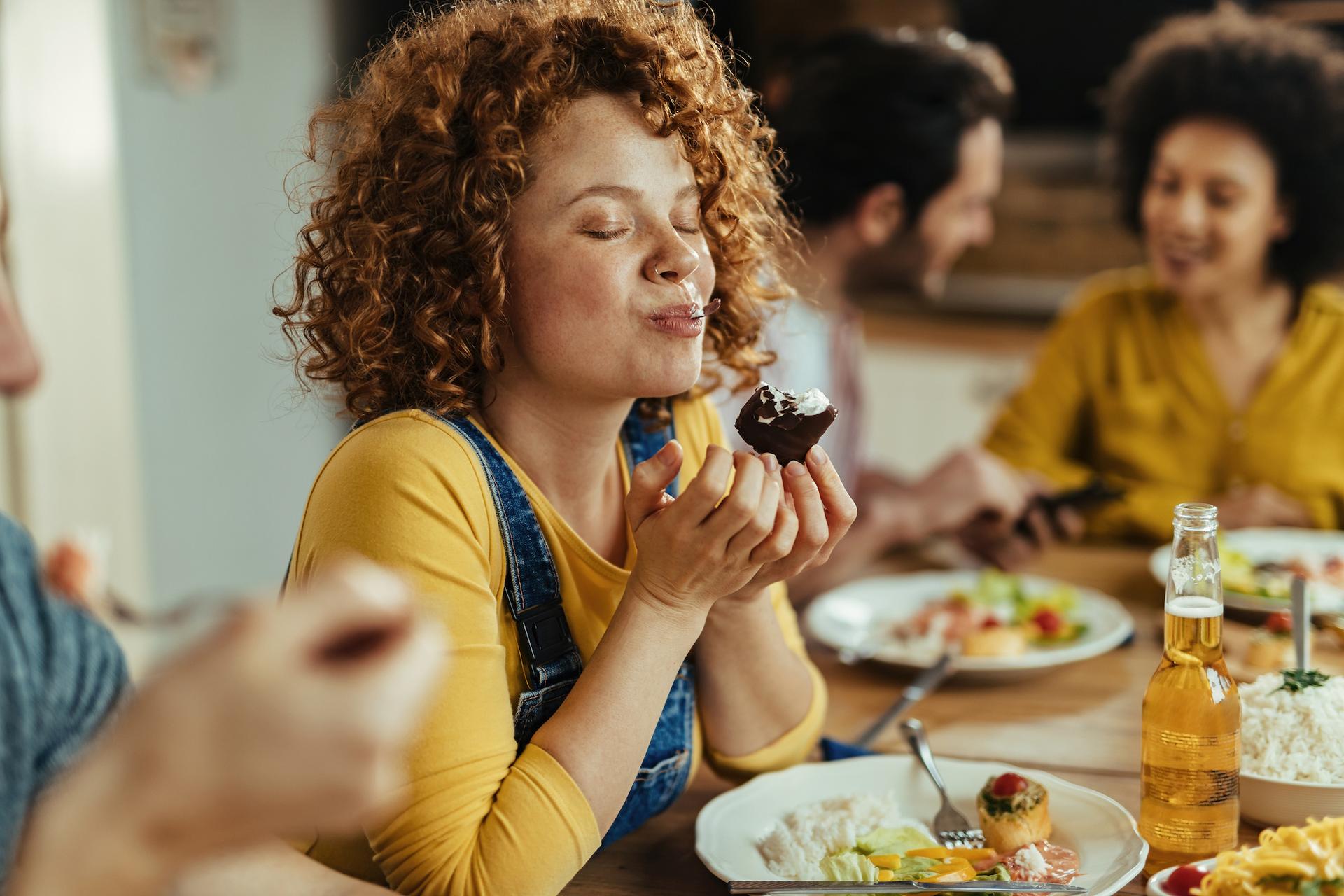 Une envie bien connue a enfin une explication : pourquoi il reste presque toujours une place pour le dessert